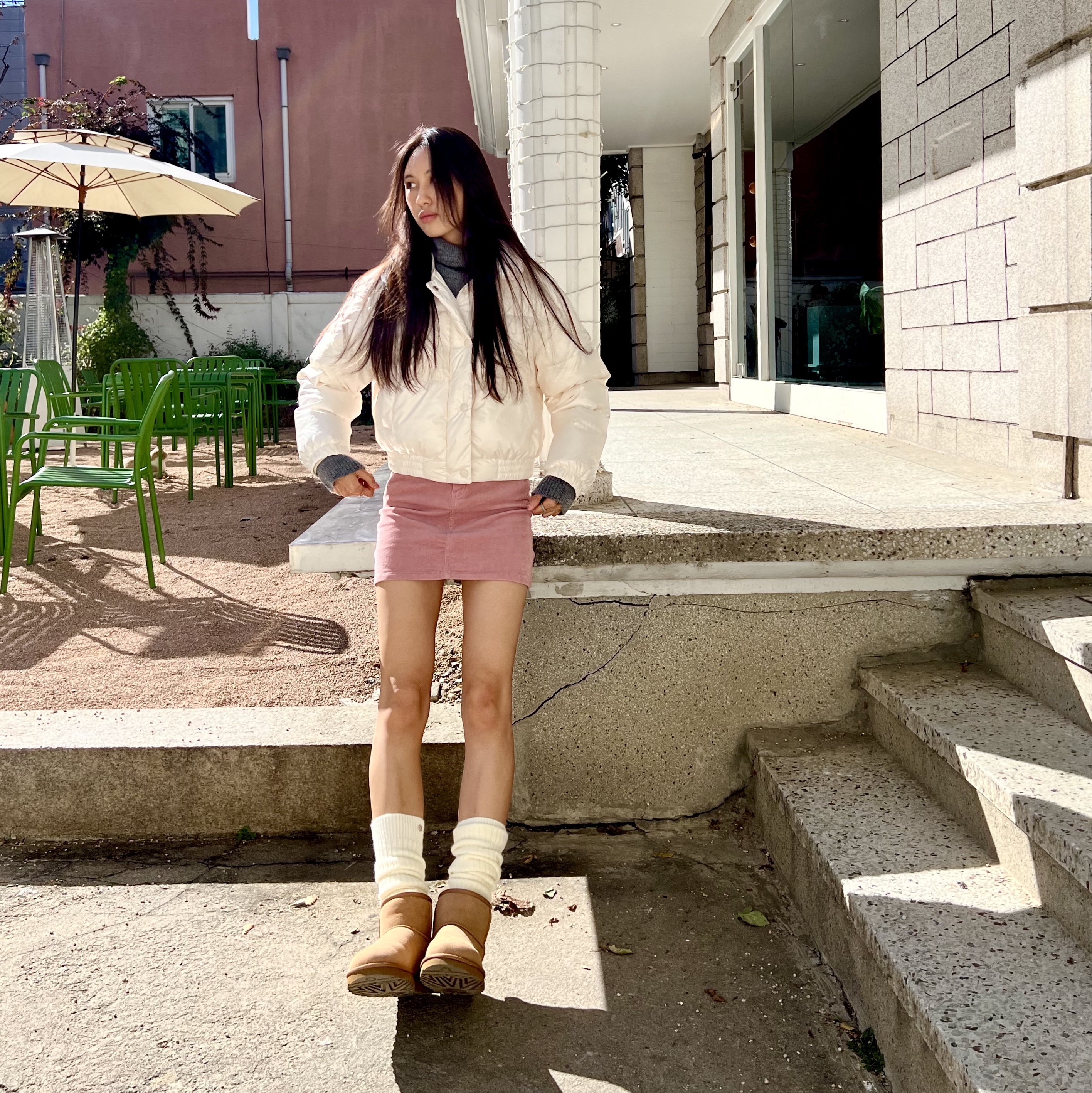 (W) UGG Classic Mini II Boots Chestnut, Polyteru Turtle Neck Sleeve Charcoal 착용 스타일 - 1