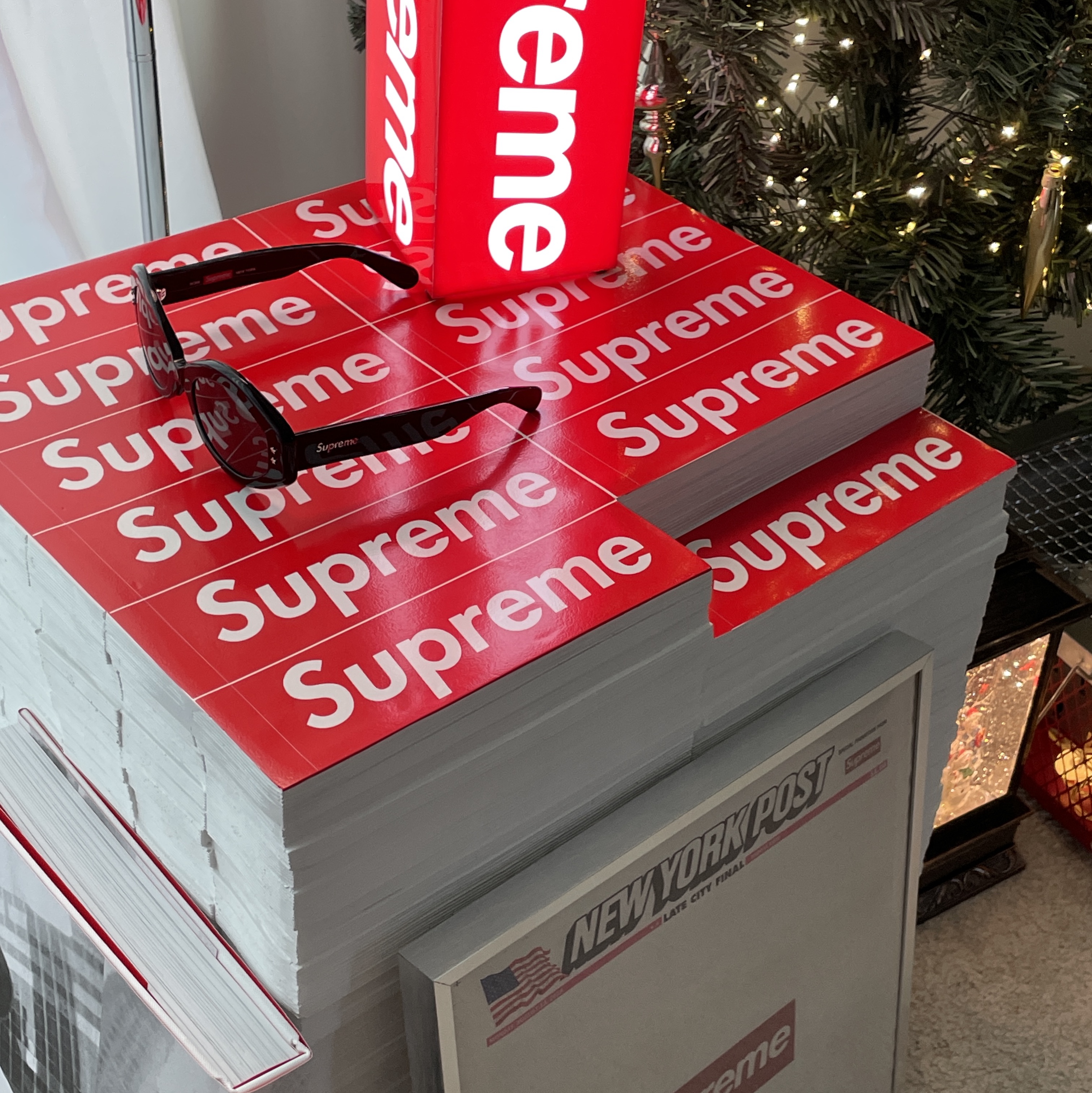 Supreme Nomi Sunglasses Black - 23SS, Supreme Box Logo Lamp Red (Korean Ver.) - 23FW 착용 스타일 - 1