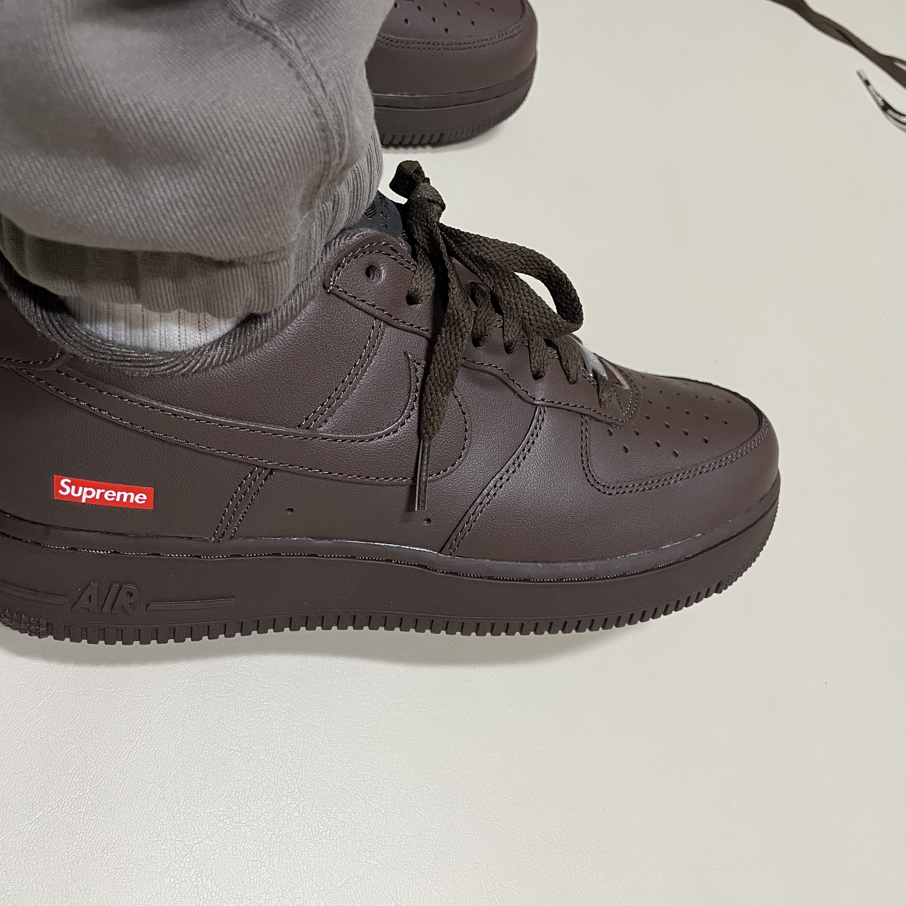 Nike x Supreme Air Force 1 Low Baroque Brown 착용 스타일 - 3