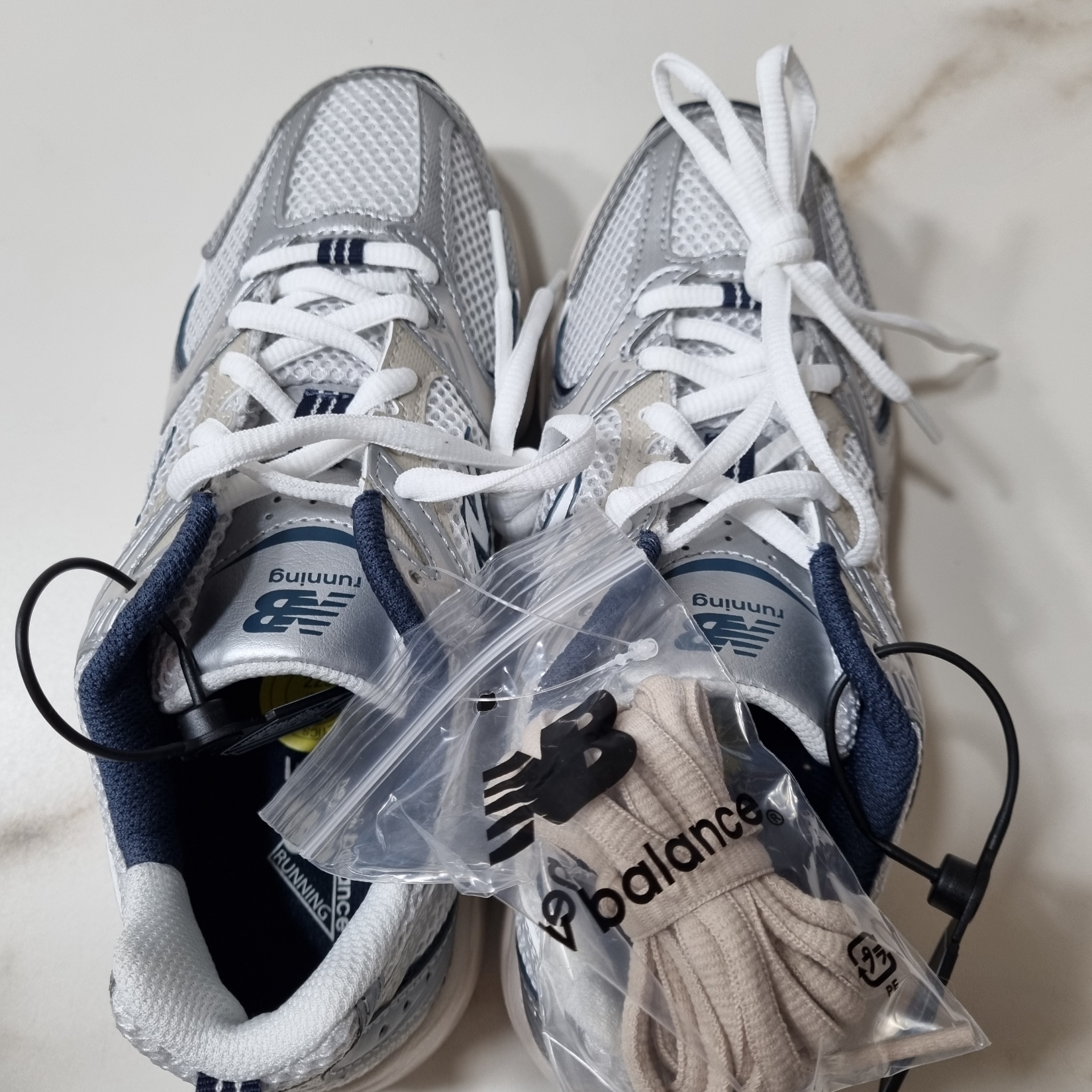 New Balance 530 Steel Grey 착용 스타일 - 2