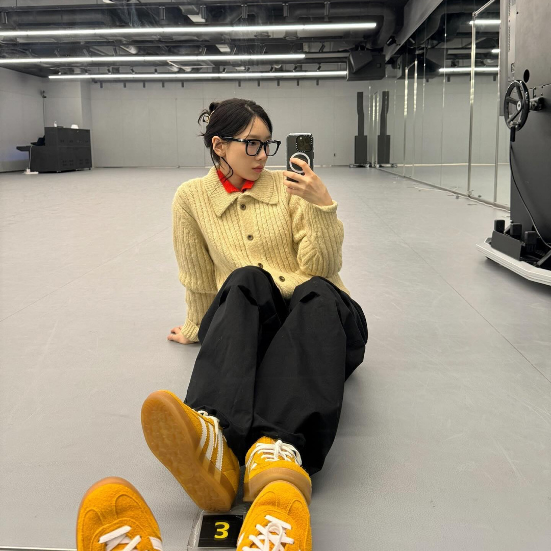(W) Adidas Gazelle Indoor Orange Peel Cloud White 착용 스타일 - 2