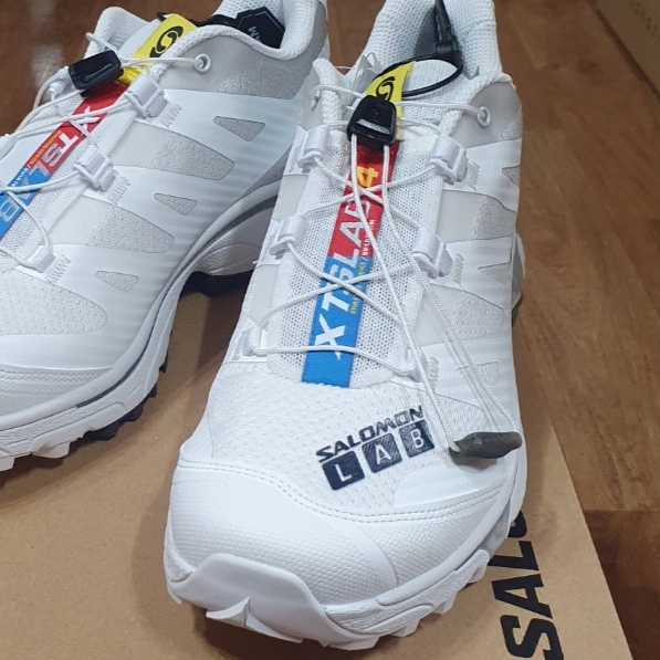 Salomon XT-4 White Lunar Rock 착용 스타일