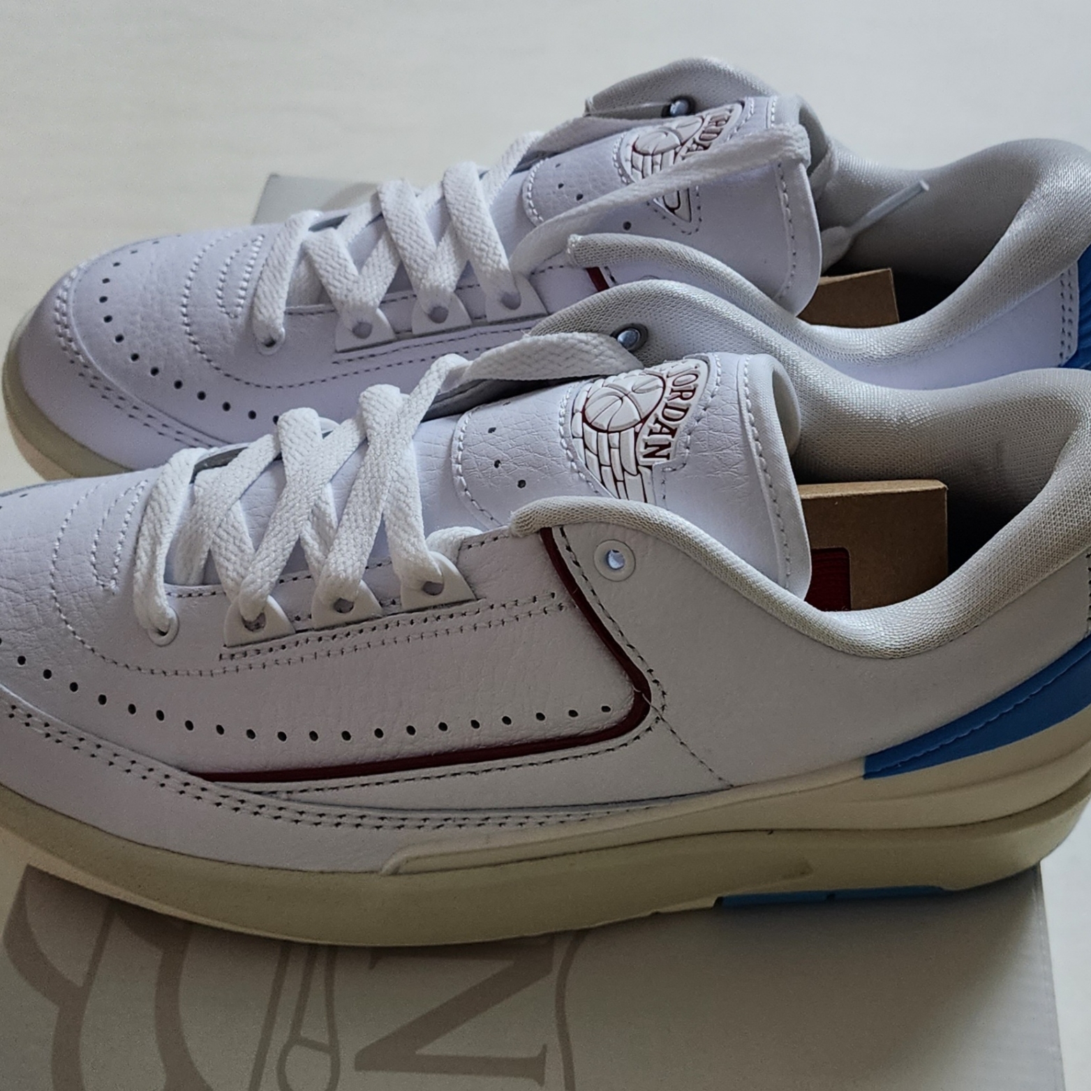 (W) Jordan 2 Retro Low Gym Red and Dark Powder Blue 착용 스타일 - 2
