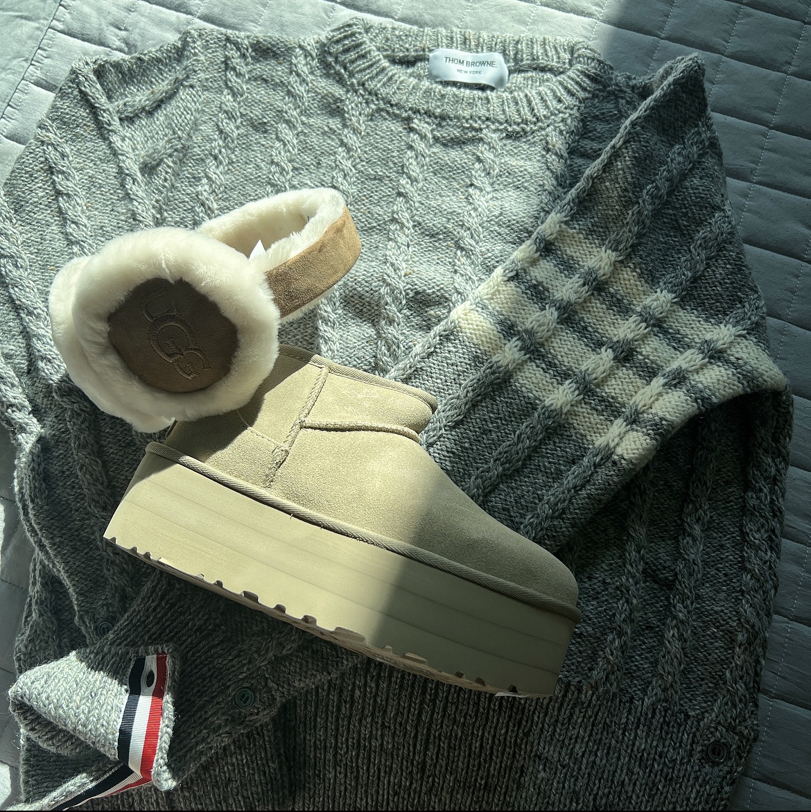 (W) UGG Classic Ultra Mini Platform Mustard Seed, (W) UGG Embroidered Logo Earmuff Chestnut 착용 스타일