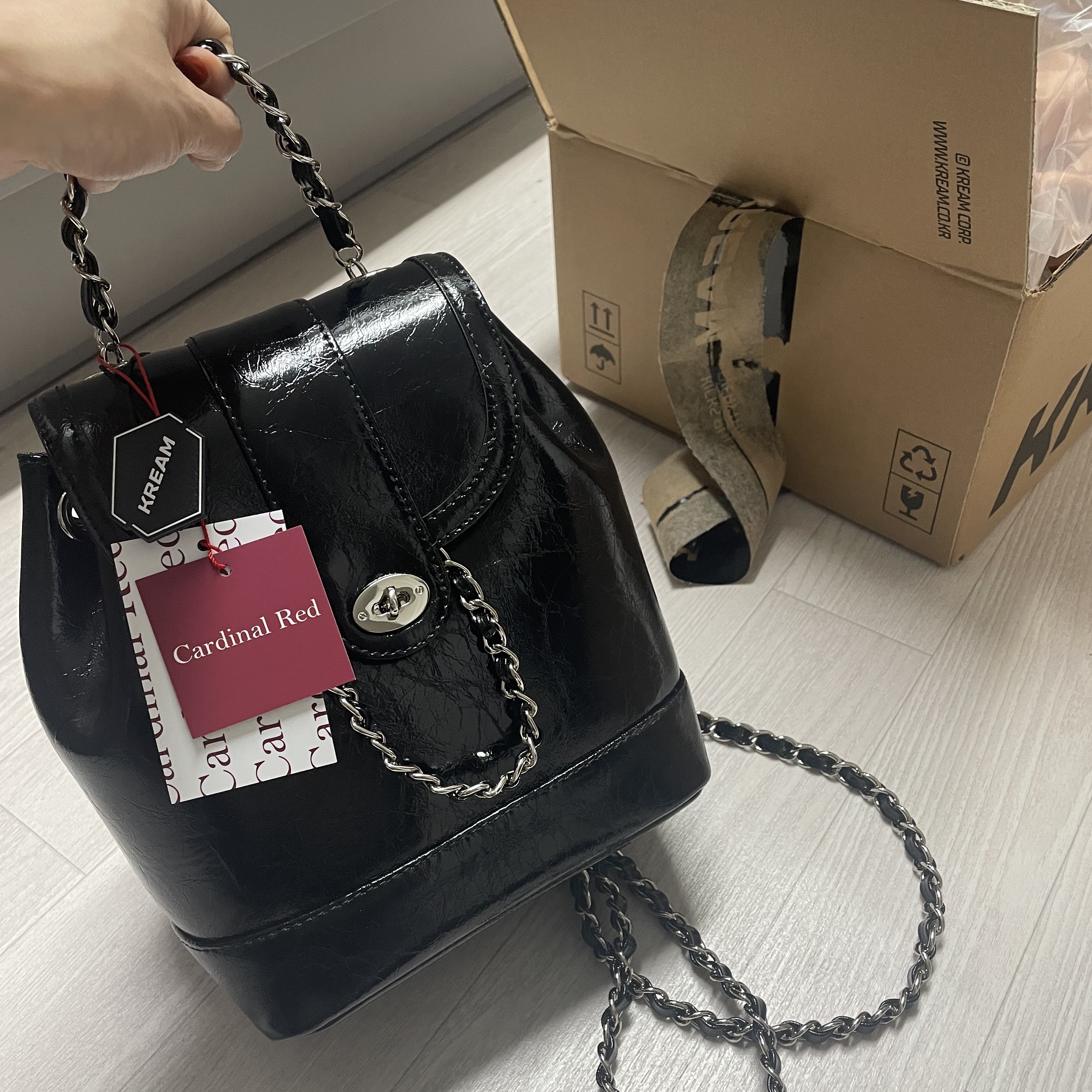 Cardinal Red Hawoo-A Bag Black 착용 스타일