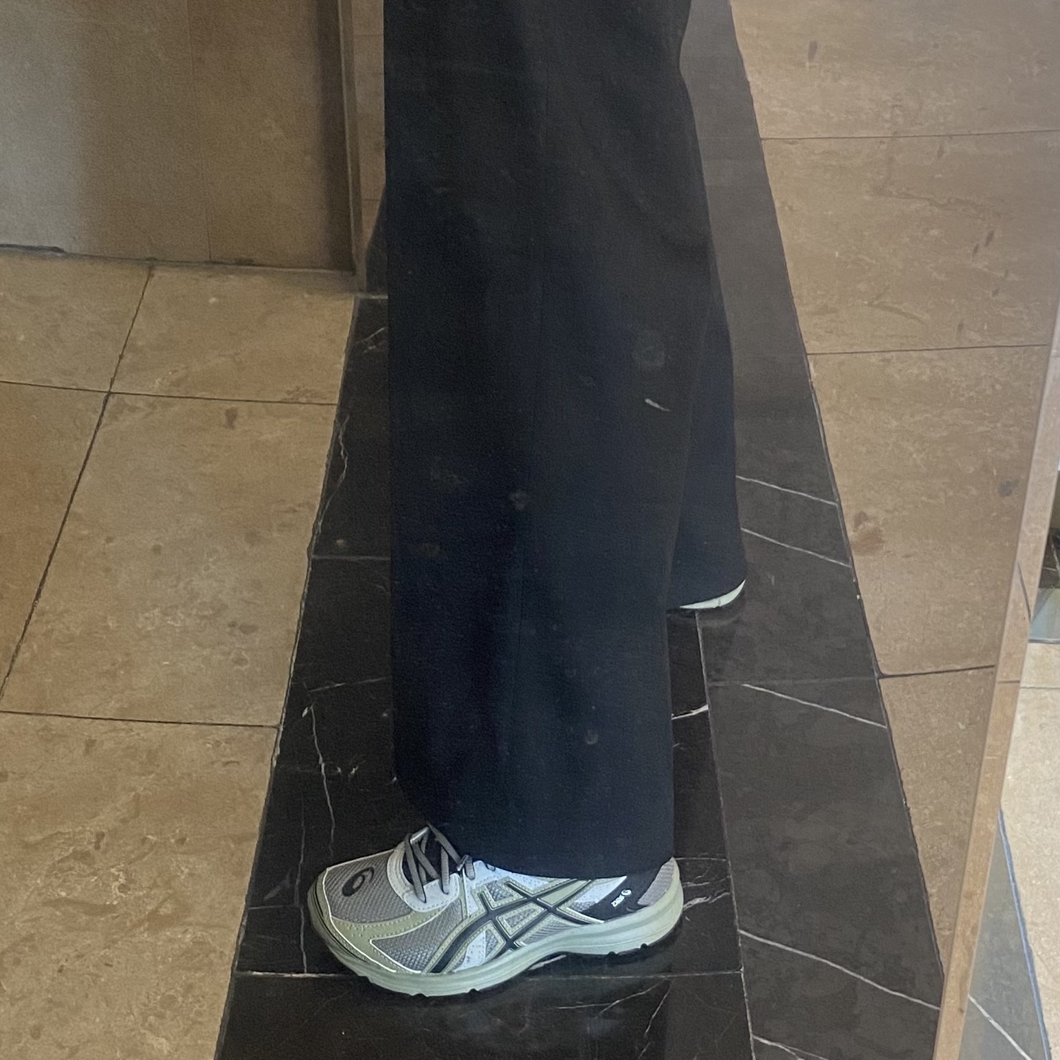 Asics Jog 100 S Sheet Rock - 2E Wide 착용 스타일 - 3