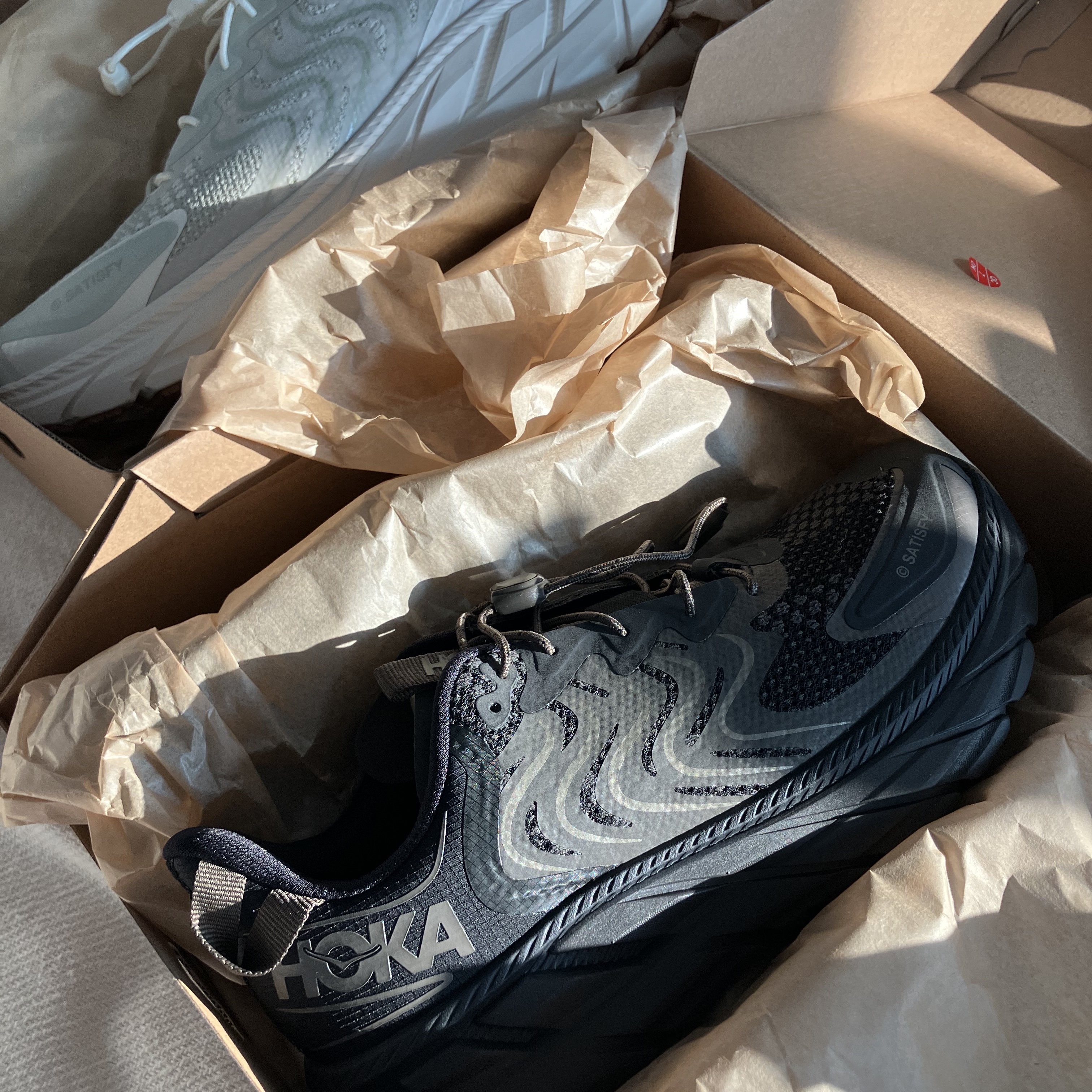 Hoka x Satisfy Clifton LS Forged Iron Black, Hoka x Satisfy Clifton LS Celadon Tint Whisper White 착용 스타일
