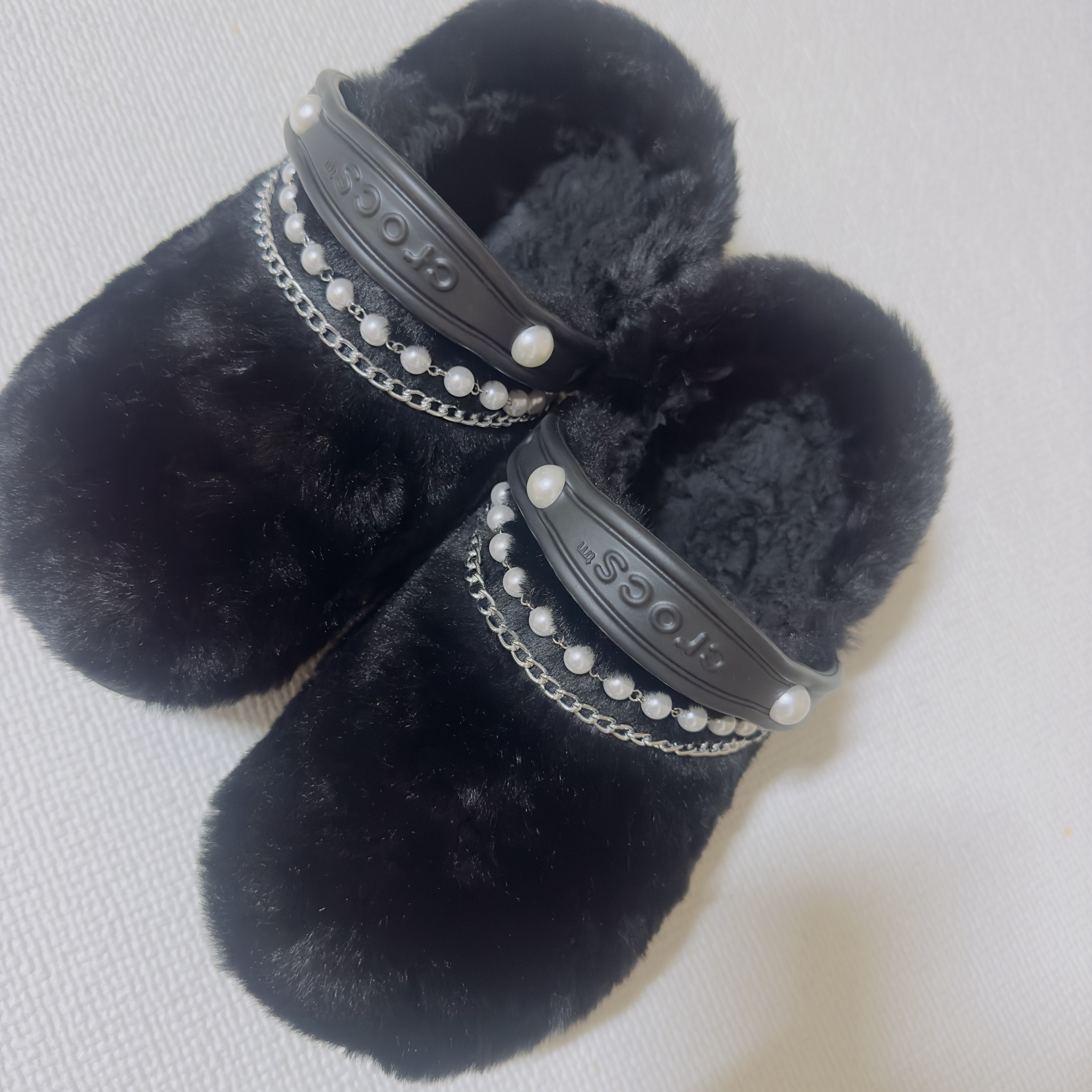 Crocs Classic Fur Sure Clog Black 착용 스타일 - 2