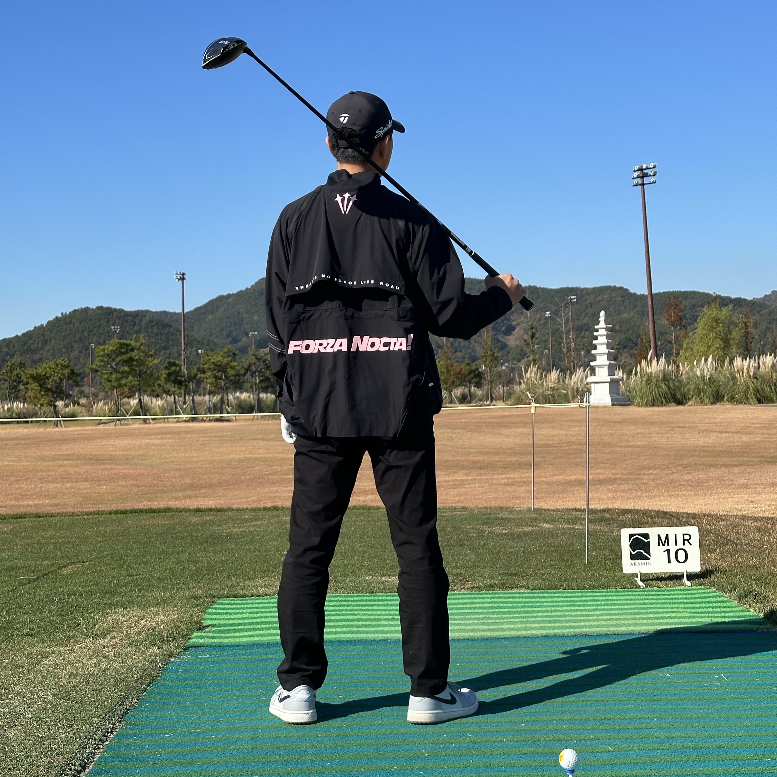 Jordan 1 Low Golf Wolf Grey, (W) Nike x Drake Nocta NRG LR L/S Crew Black (DV3631-010) 착용 스타일 - 5