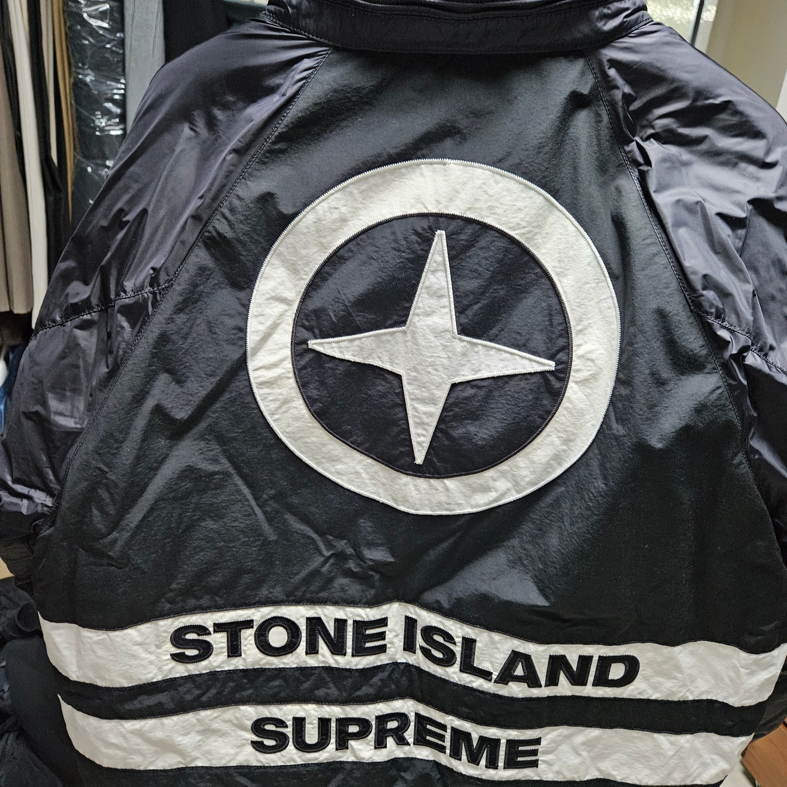 Supreme x Stone Island Reversible Down Puffer Jacket Black - 23FW 착용 스타일 - 2