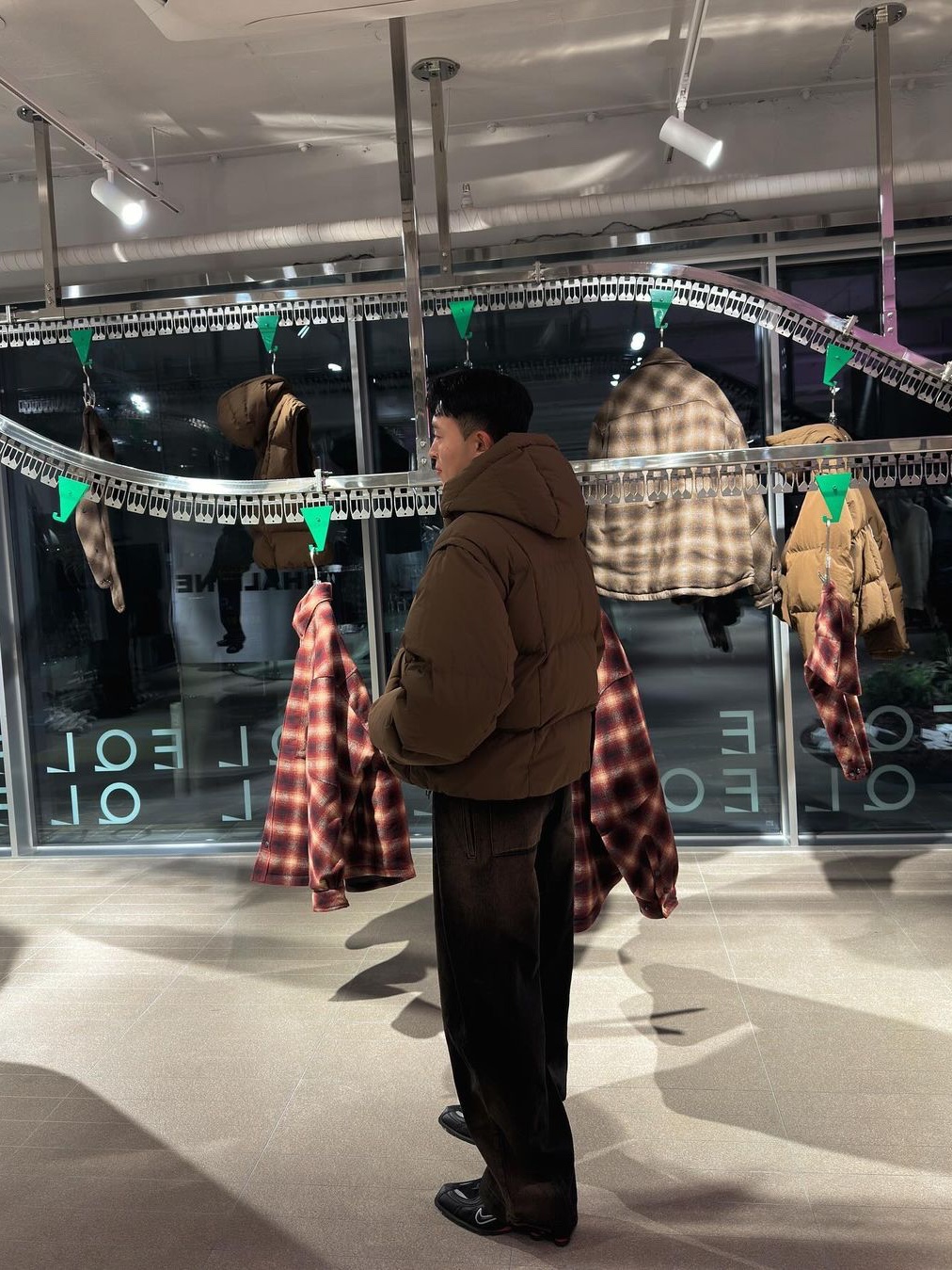 [KREAM 단독] Haleine Detachable Hooded Goose Down Jacket Creambeige (VJ406) 착용 스타일