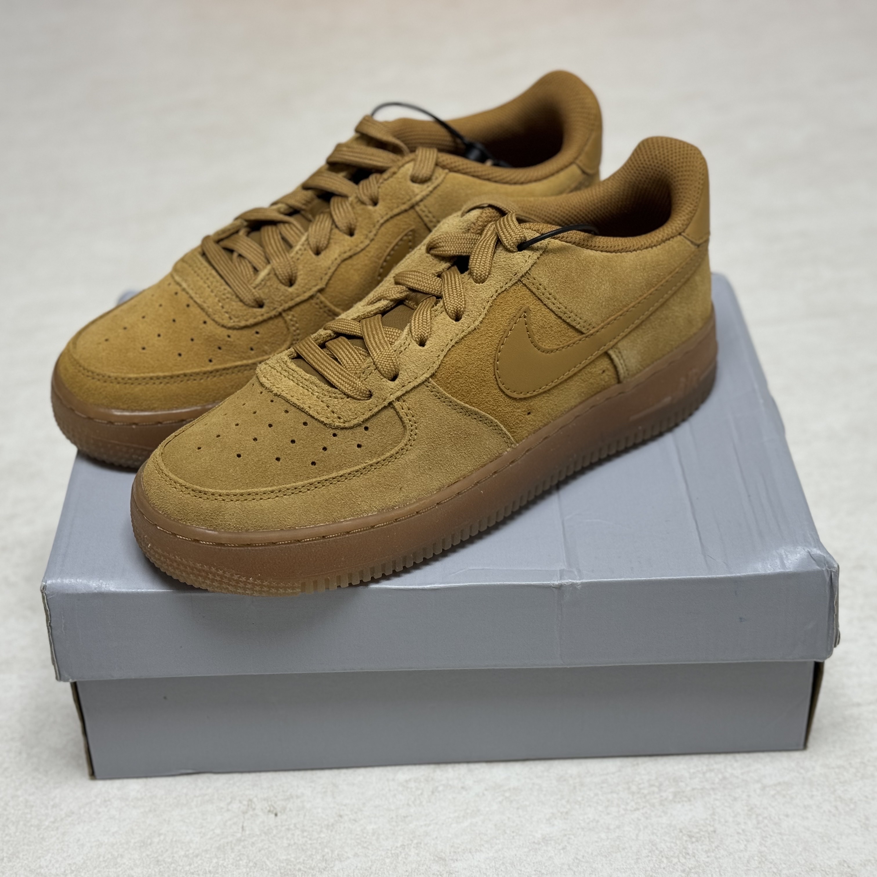 (GS) Nike Air Force 1 LV8 3 Wheat 착용 스타일 - 3
