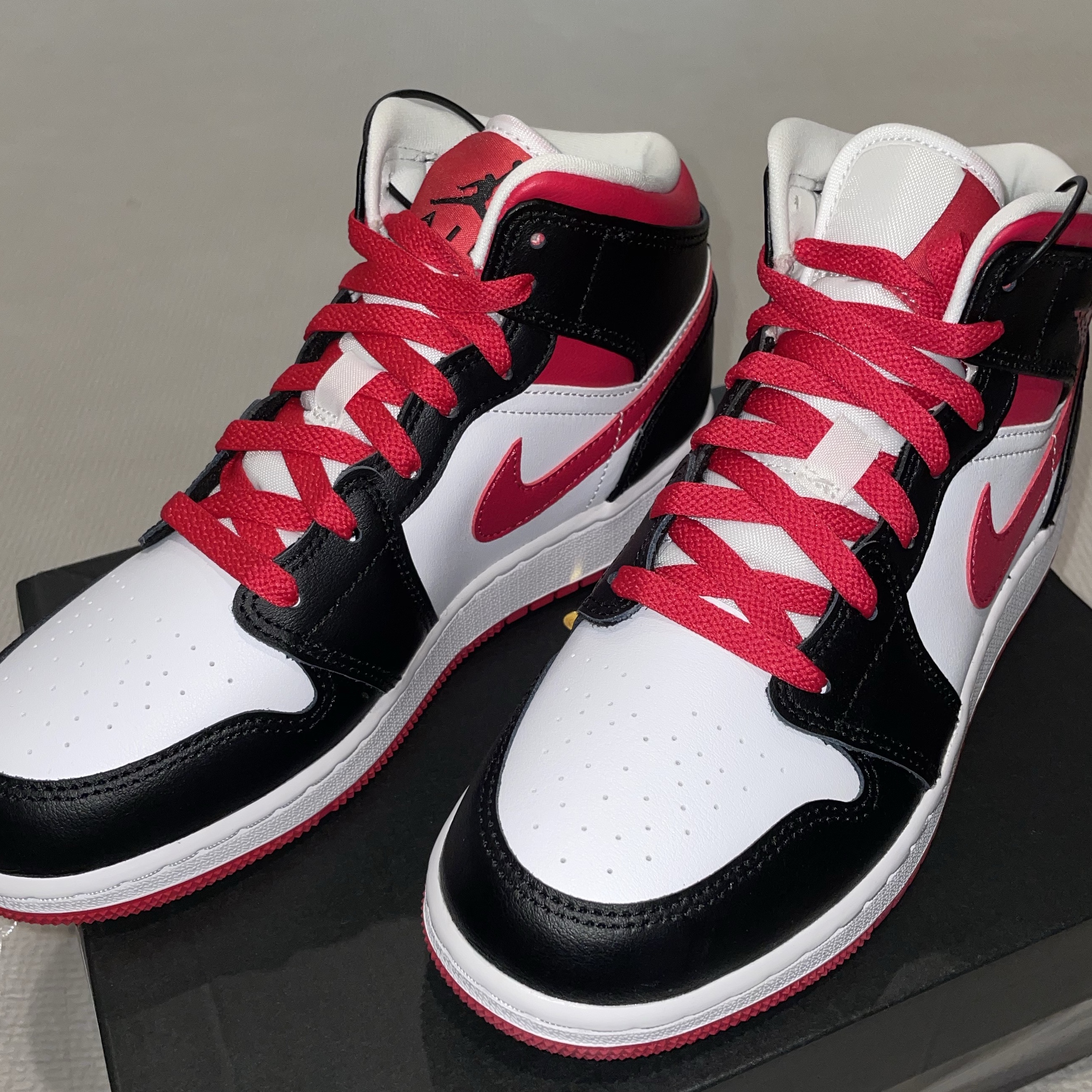 (GS) Jordan 1 Mid Very Berry  착용 스타일 - 4