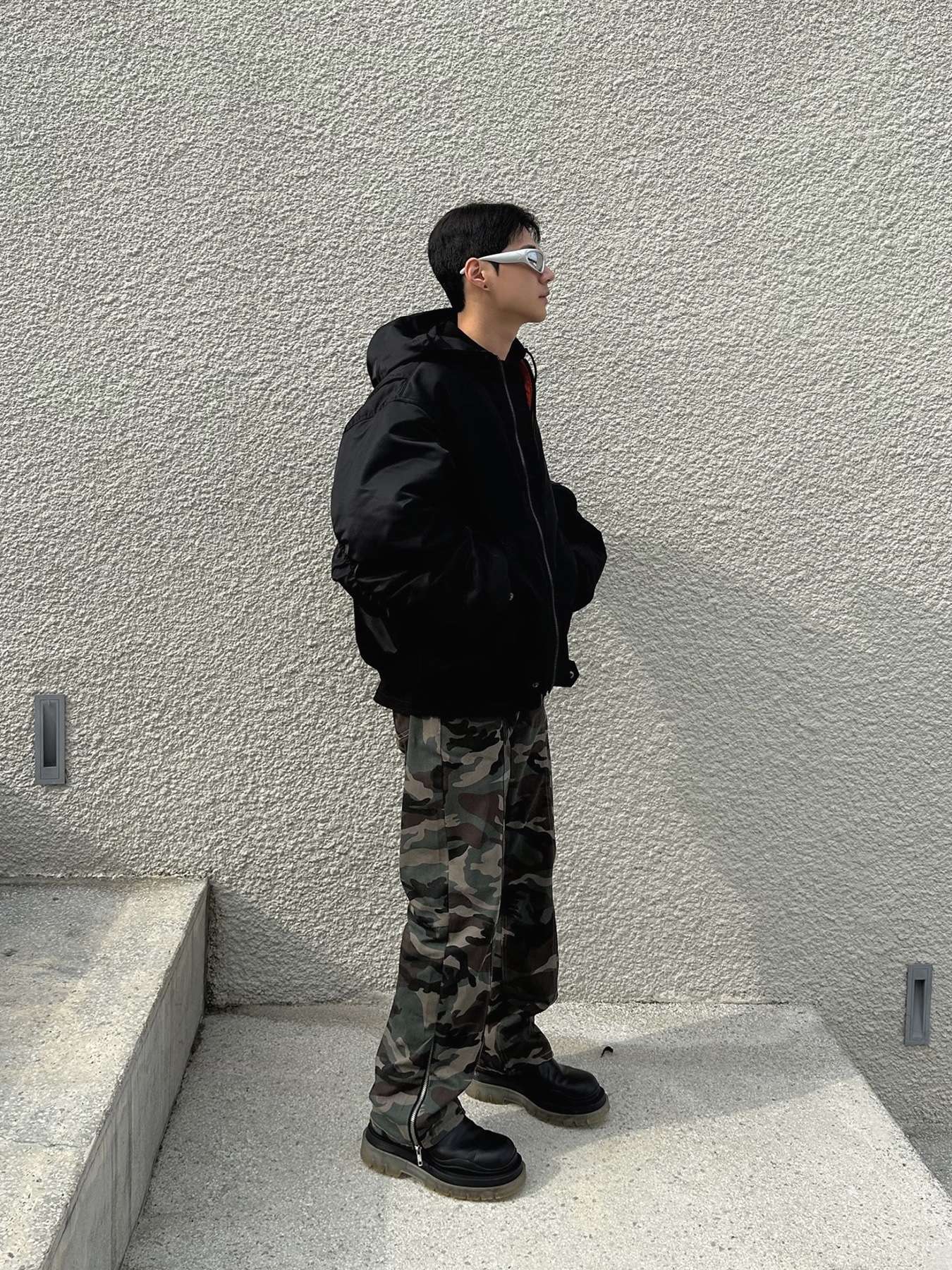 Balenciaga 3B Sports Icon Light Bomber Black, Balenciaga Swift Oval Sunglasses Silver 착용 스타일 - 2