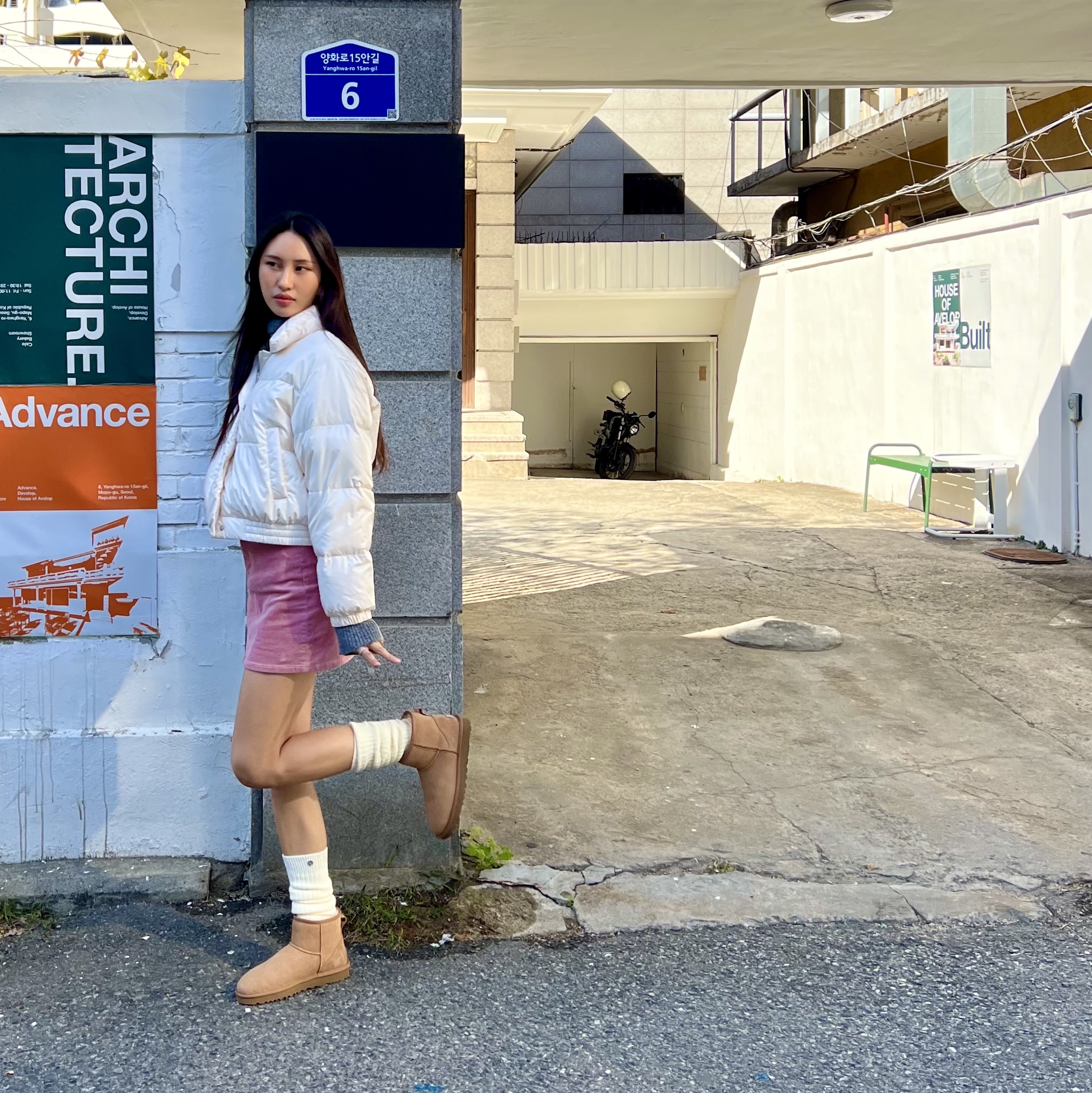 (W) UGG Classic Mini II Boots Chestnut, Polyteru Turtle Neck Sleeve Charcoal 착용 스타일 - 2