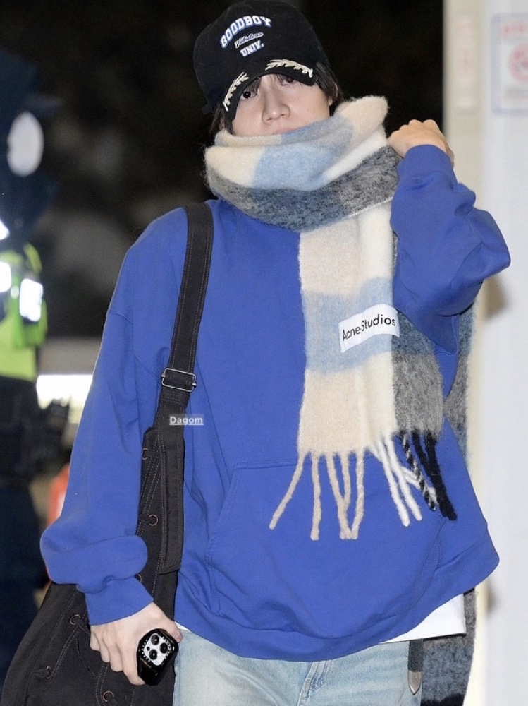 Acne Studios Mohair Check Muffler Blue Beige Black 착용 스타일