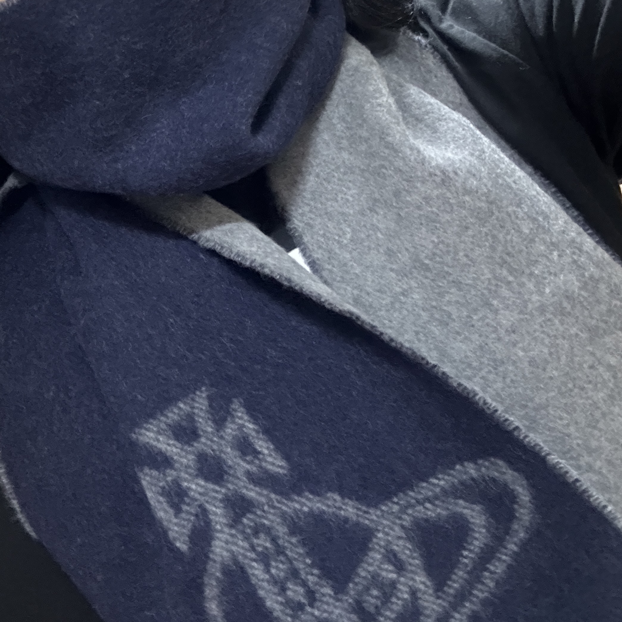 Vivienne Westwood Double Face Single Orb Muffler Navy Blue 착용 스타일