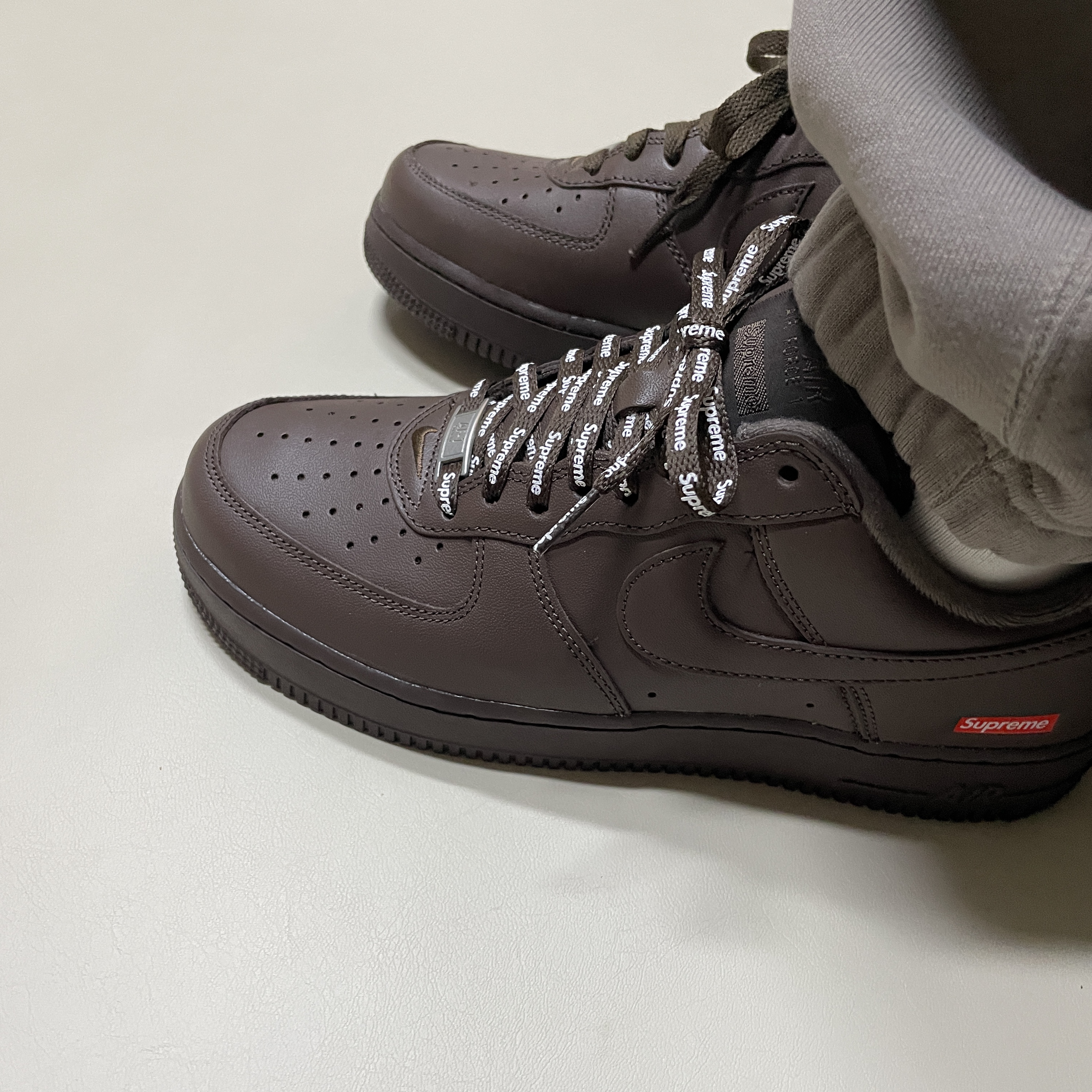 Nike x Supreme Air Force 1 Low Baroque Brown 착용 스타일 - 1
