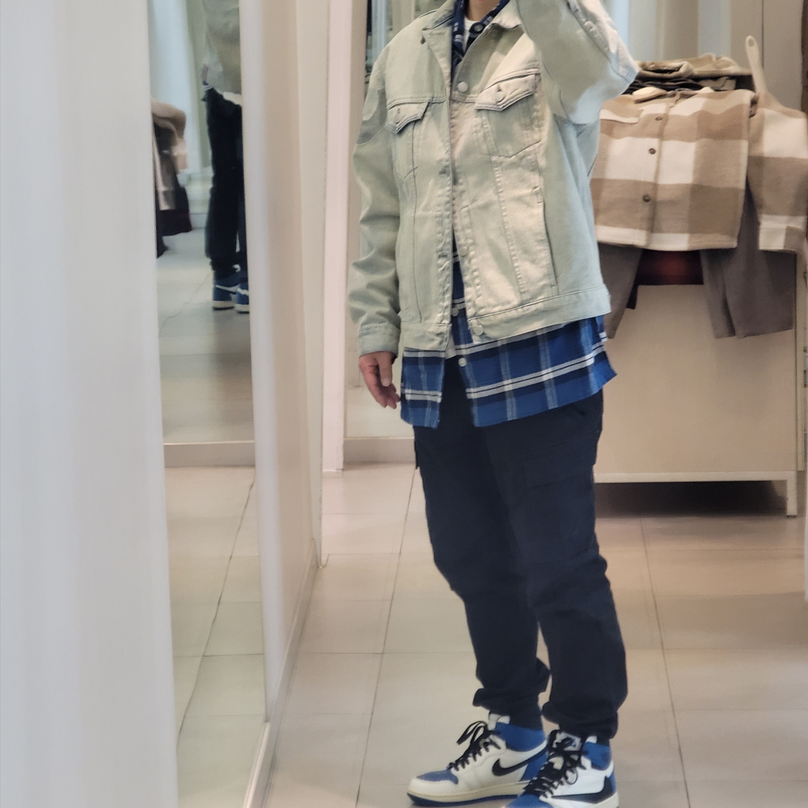 Supreme Inset Logo Denim Trucker Jacket Dirty/Rinsed - 22SS, Stone Island 313L1 T.CO+OLD Cargo Pants Black - 22FW 착용 스타일