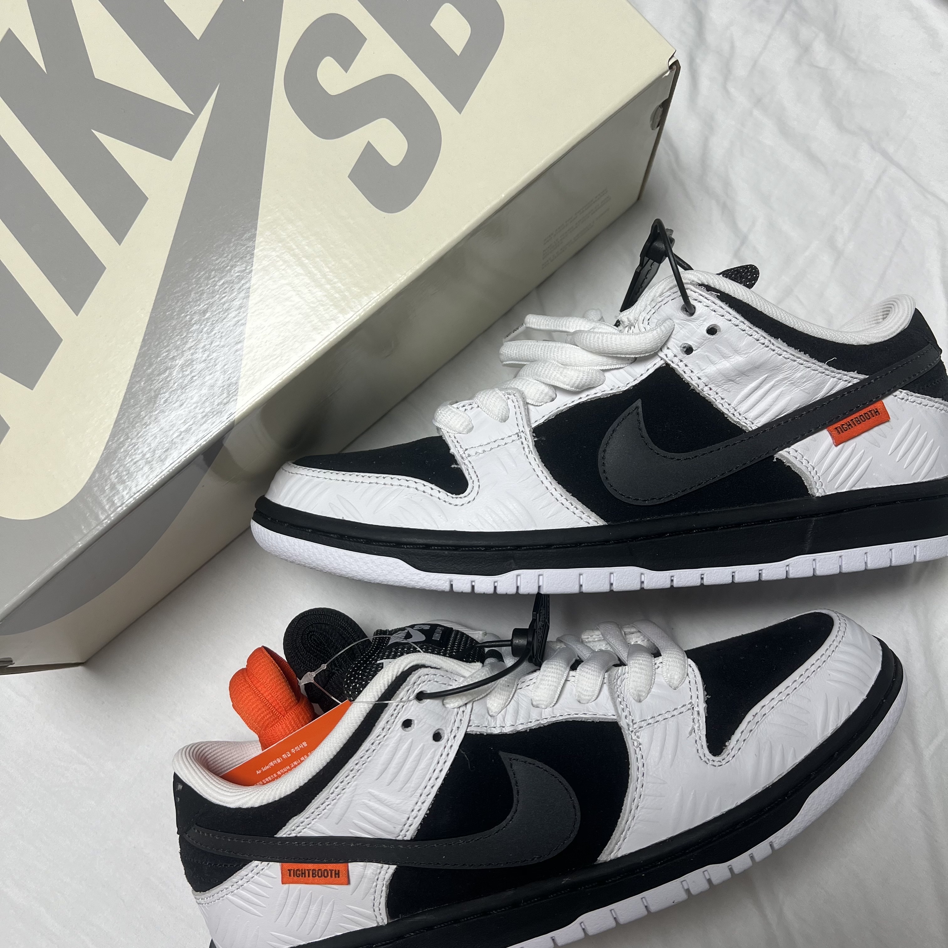 Nike x Tightbooth SB Dunk Low Pro Black and White 착용 스타일 - 2