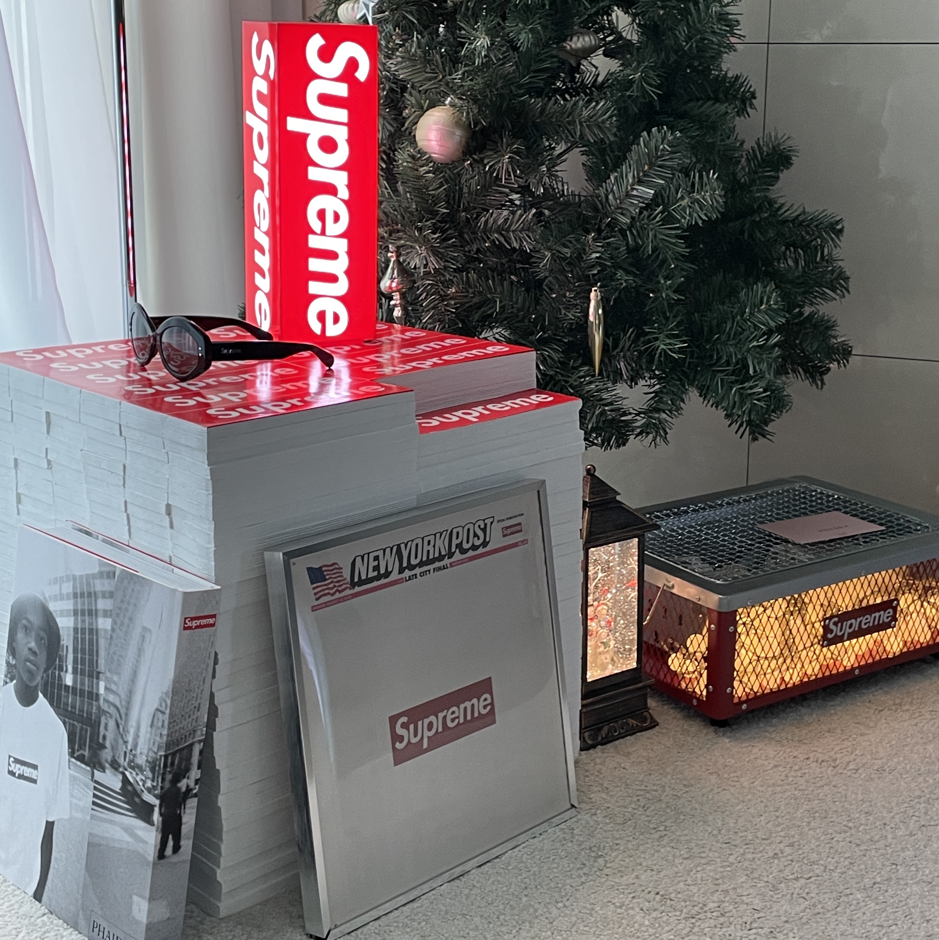 Supreme Nomi Sunglasses Black - 23SS, Supreme Box Logo Lamp Red (Korean Ver.) - 23FW 착용 스타일 - 2