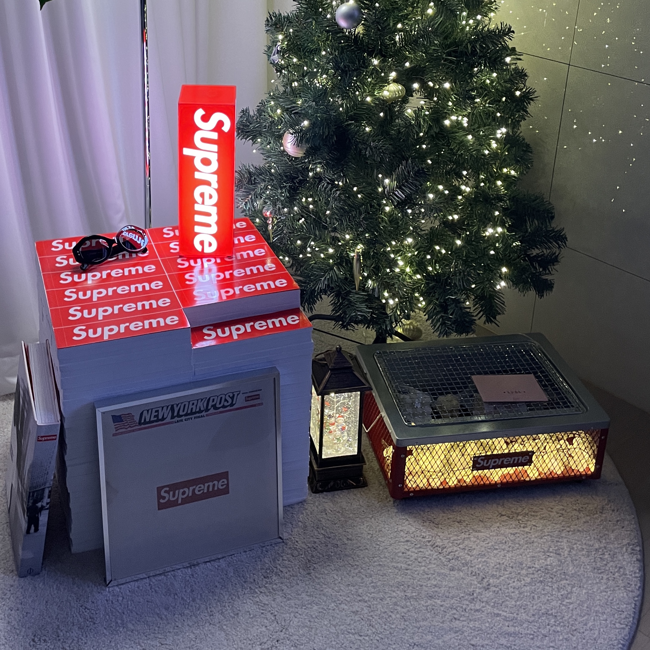 Supreme Nomi Sunglasses Black - 23SS, Supreme Box Logo Lamp Red (Korean Ver.) - 23FW 착용 스타일 - 4
