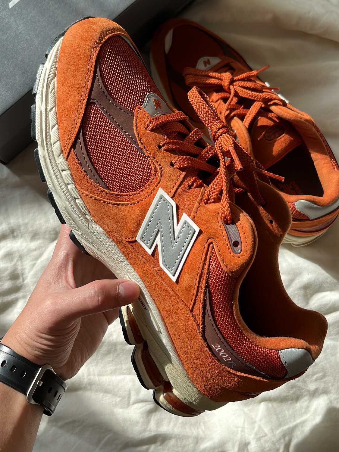 New Balance 2002R Rust Oxide 착용 스타일 - 2