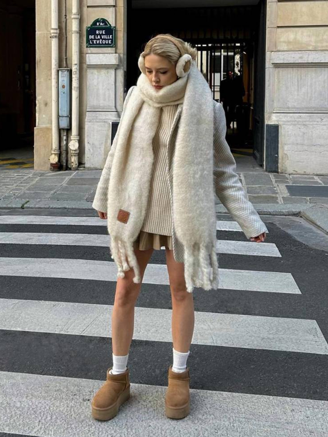 Loewe Wool and Mohair Muffler White, (W) UGG Embroidered Logo Earmuff Chestnut 착용 스타일 - 3