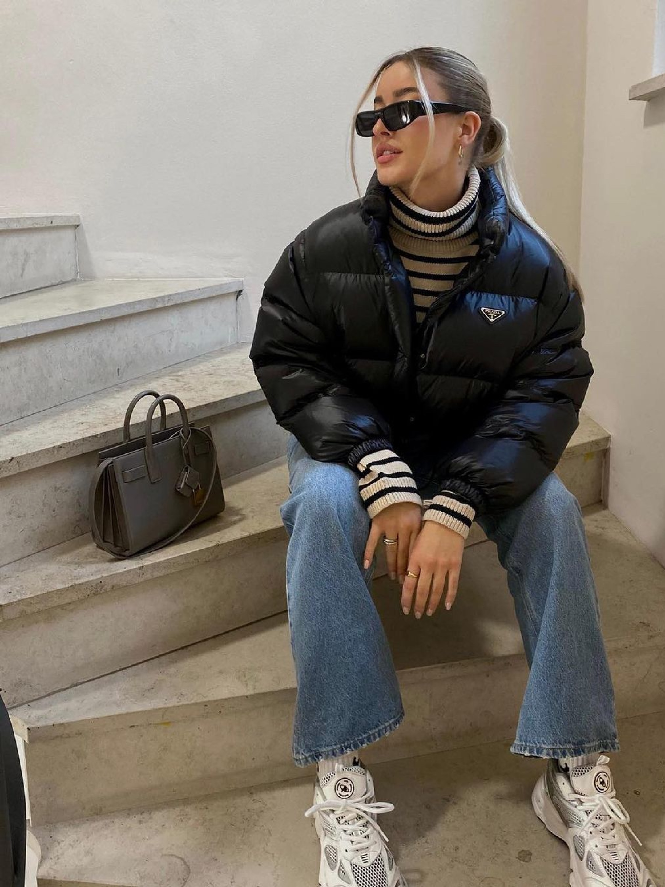 Prada Re-Nylon Down Jacket Black, (W) Prada Re-Nylon Cropped Convertible Down Jacket Sky Blue 착용 스타일 - 4