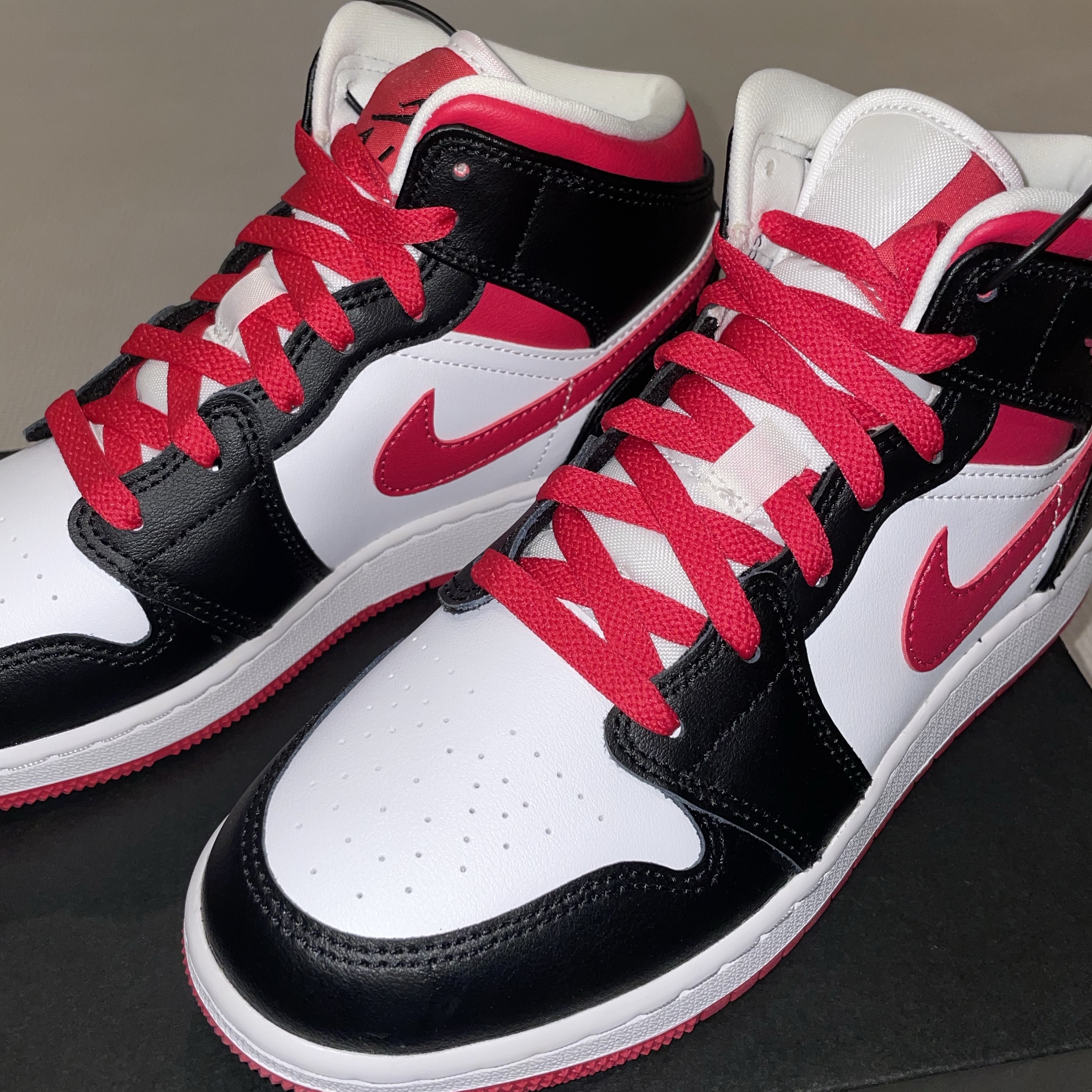 (GS) Jordan 1 Mid Very Berry  착용 스타일 - 1