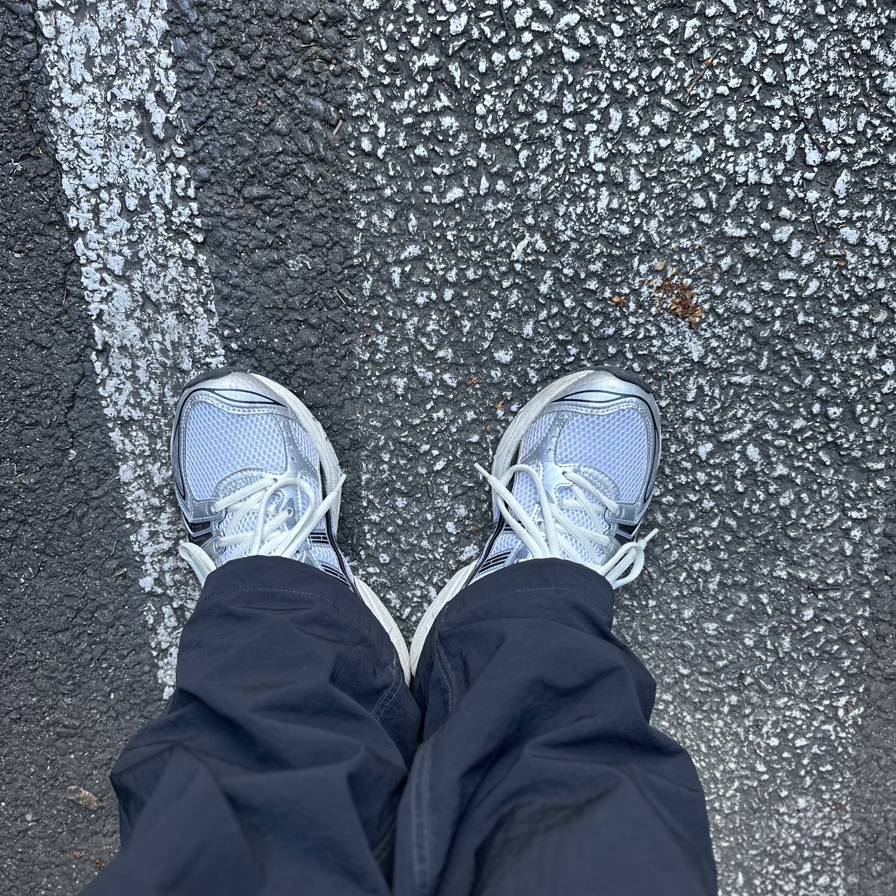 Asics x JJJJound Gel-Kayano 14 Silver Black 착용 스타일 - 1