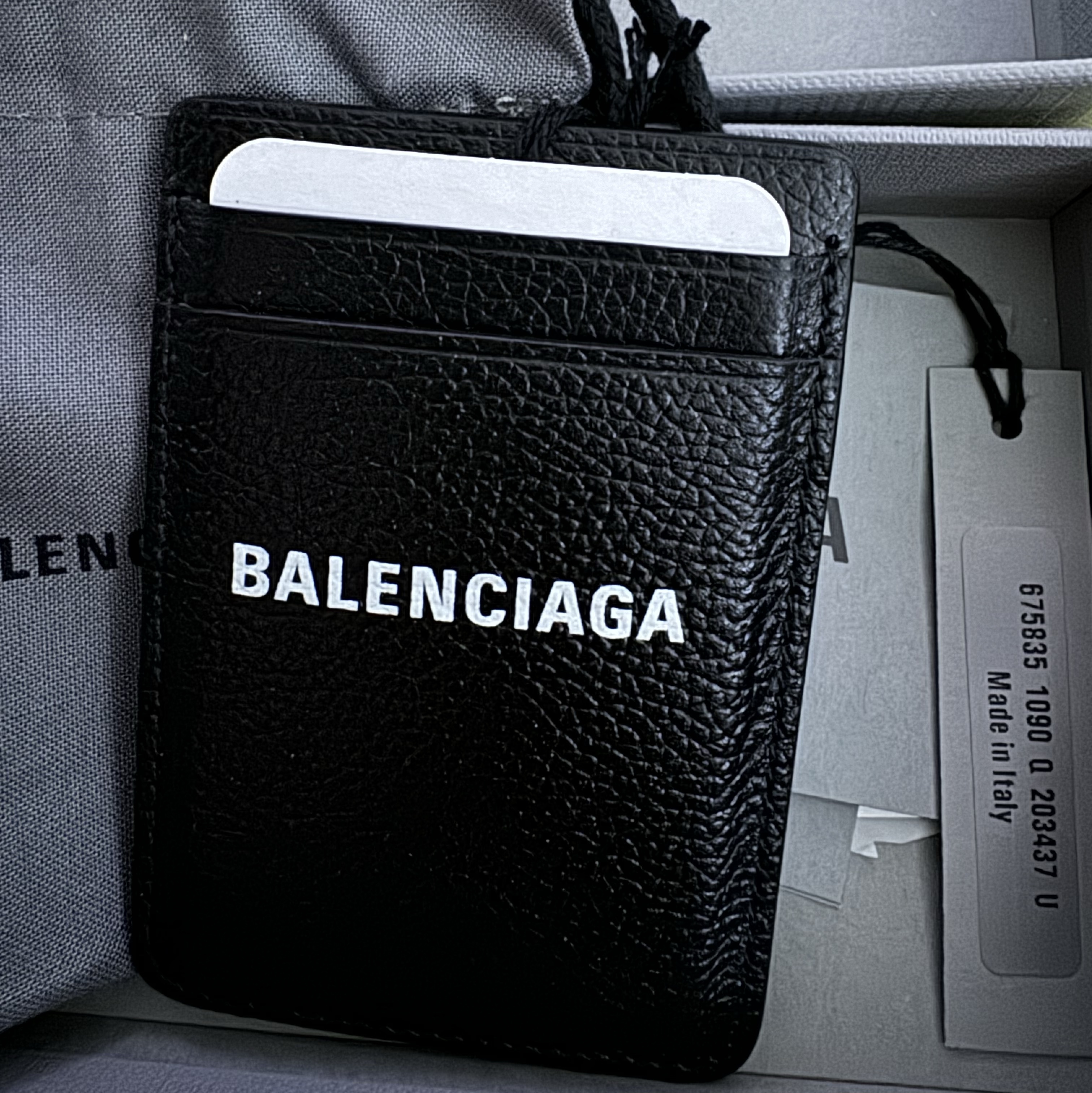 Balenciaga Grained Calfskin Cash Magnetic Card Holder Black White 착용 스타일