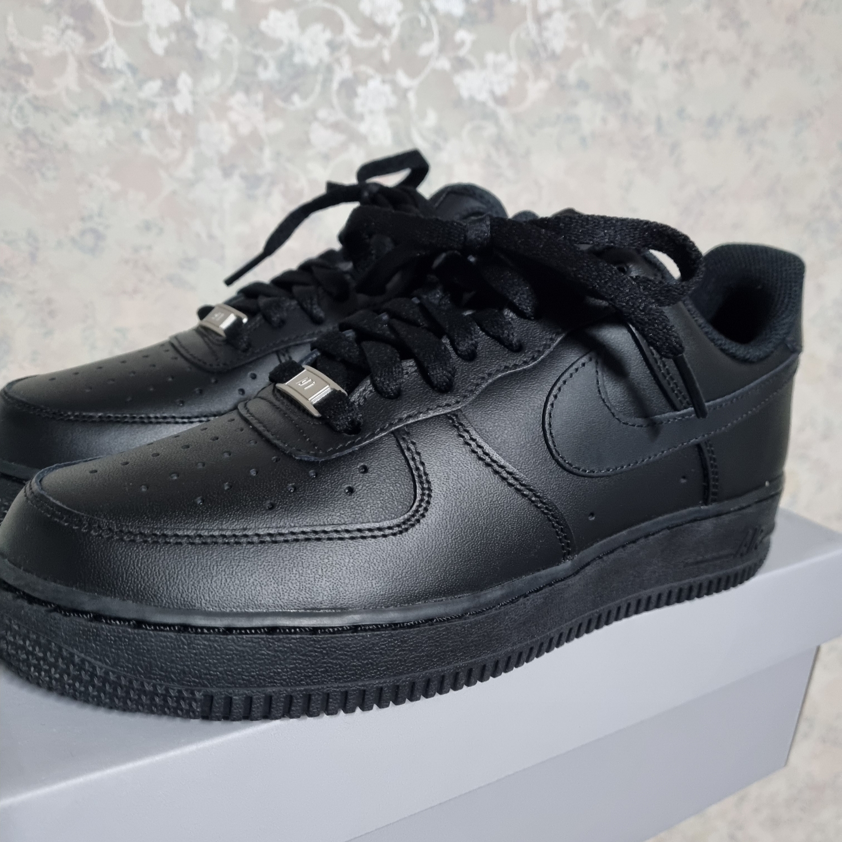 Nike Air Force 1 '07 Low Triple Black 착용 스타일 - 2