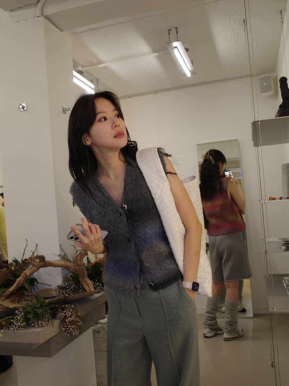 En Or Women Rainbow Tassel Knit Vest Blue 착용 스타일 - 1