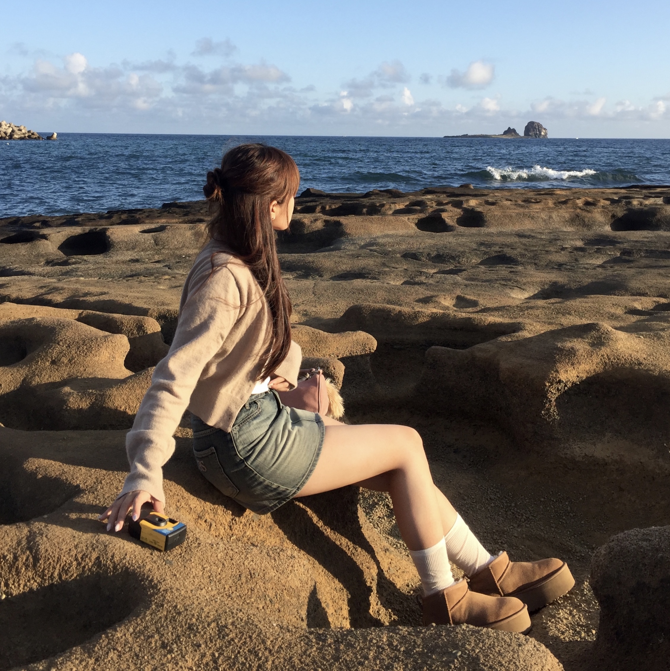 (W) UGG Classic Ultra Mini Platform Boots Chestnut 착용 스타일 - 1