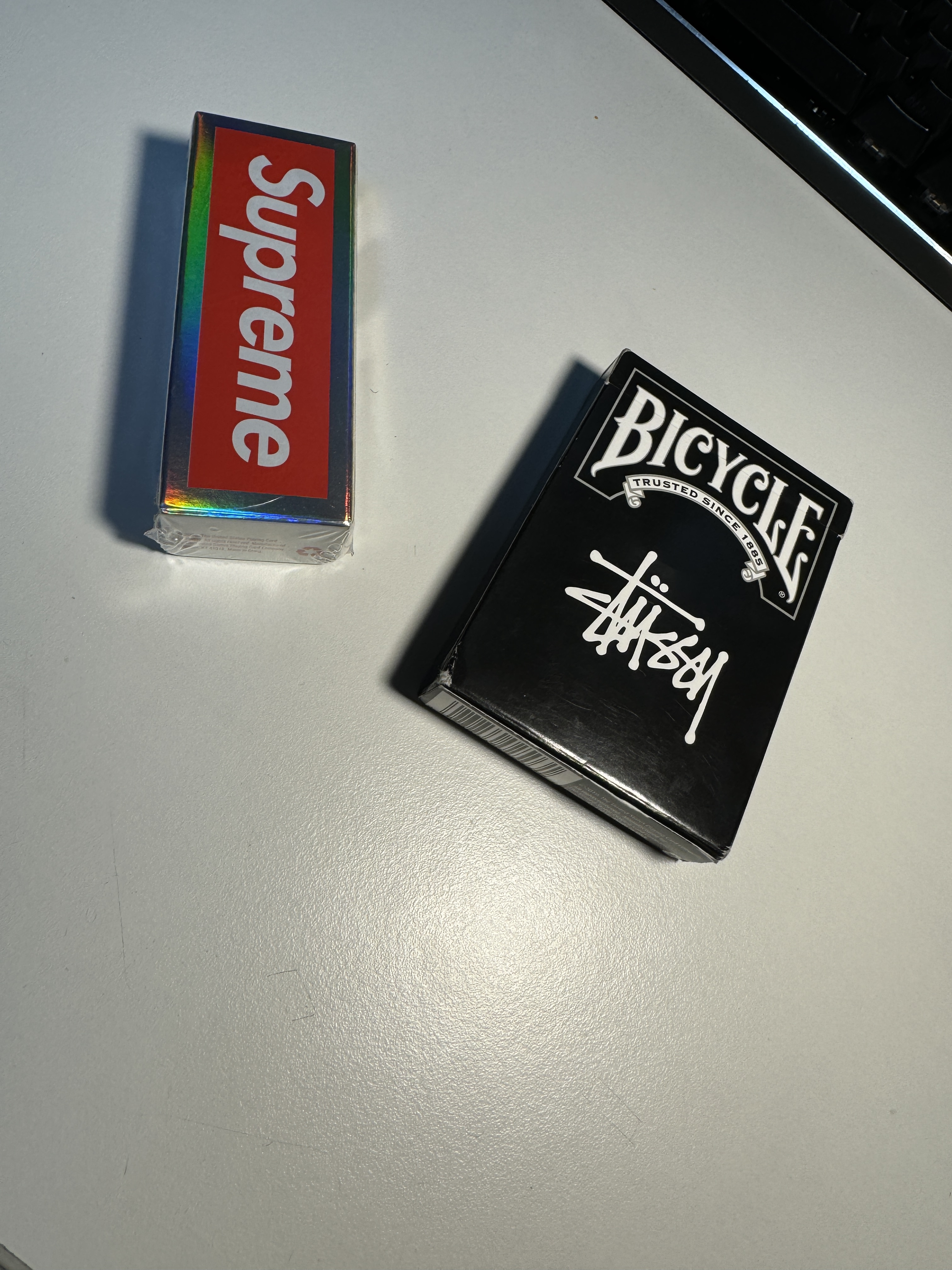 Supreme x Bicycle Holographic Slice Cards Holographic - 23FW, Stussy Playing Cards Black 착용 스타일
