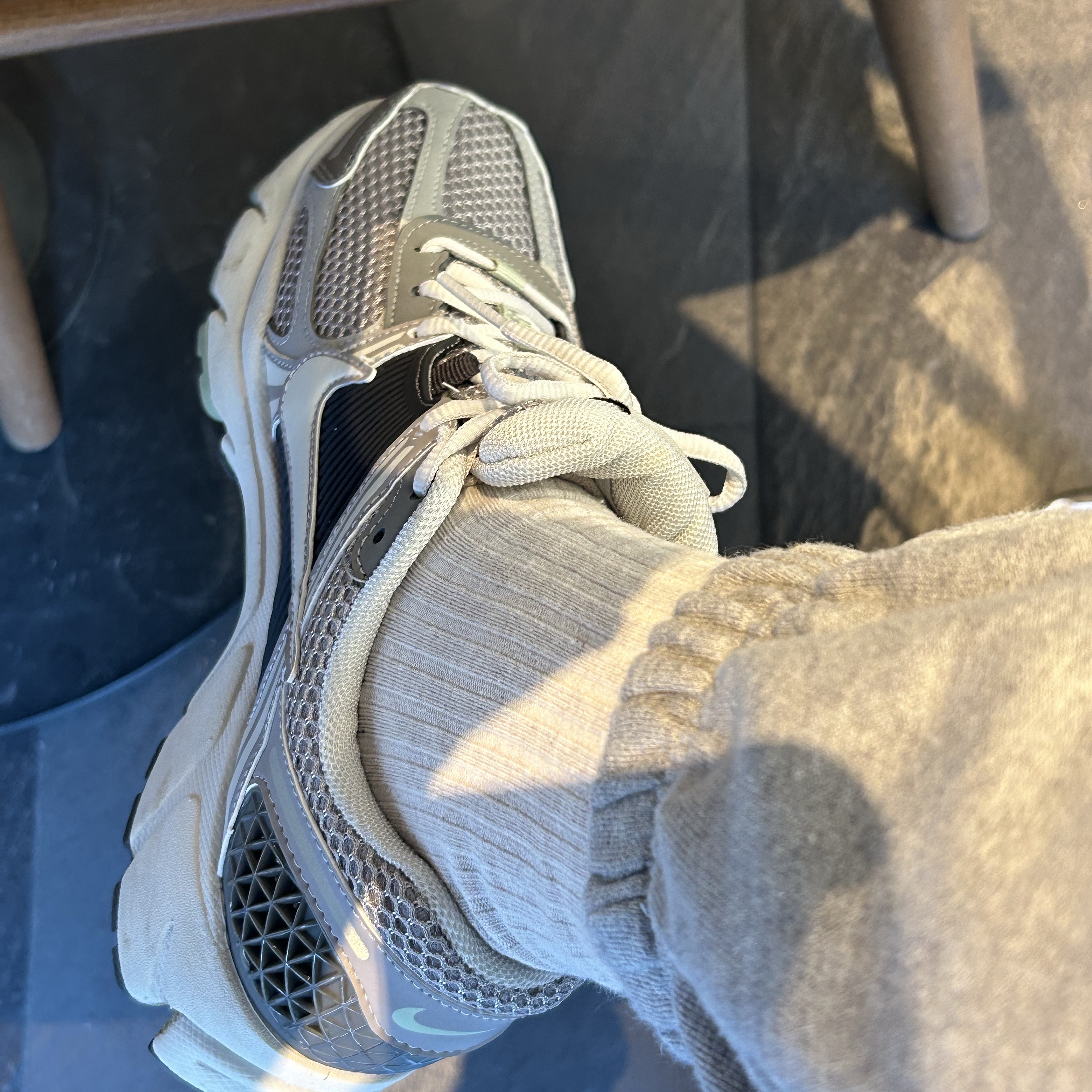 (W) Nike Zoom Vomero 5 Cobblestone and Flat Pewter 착용 스타일