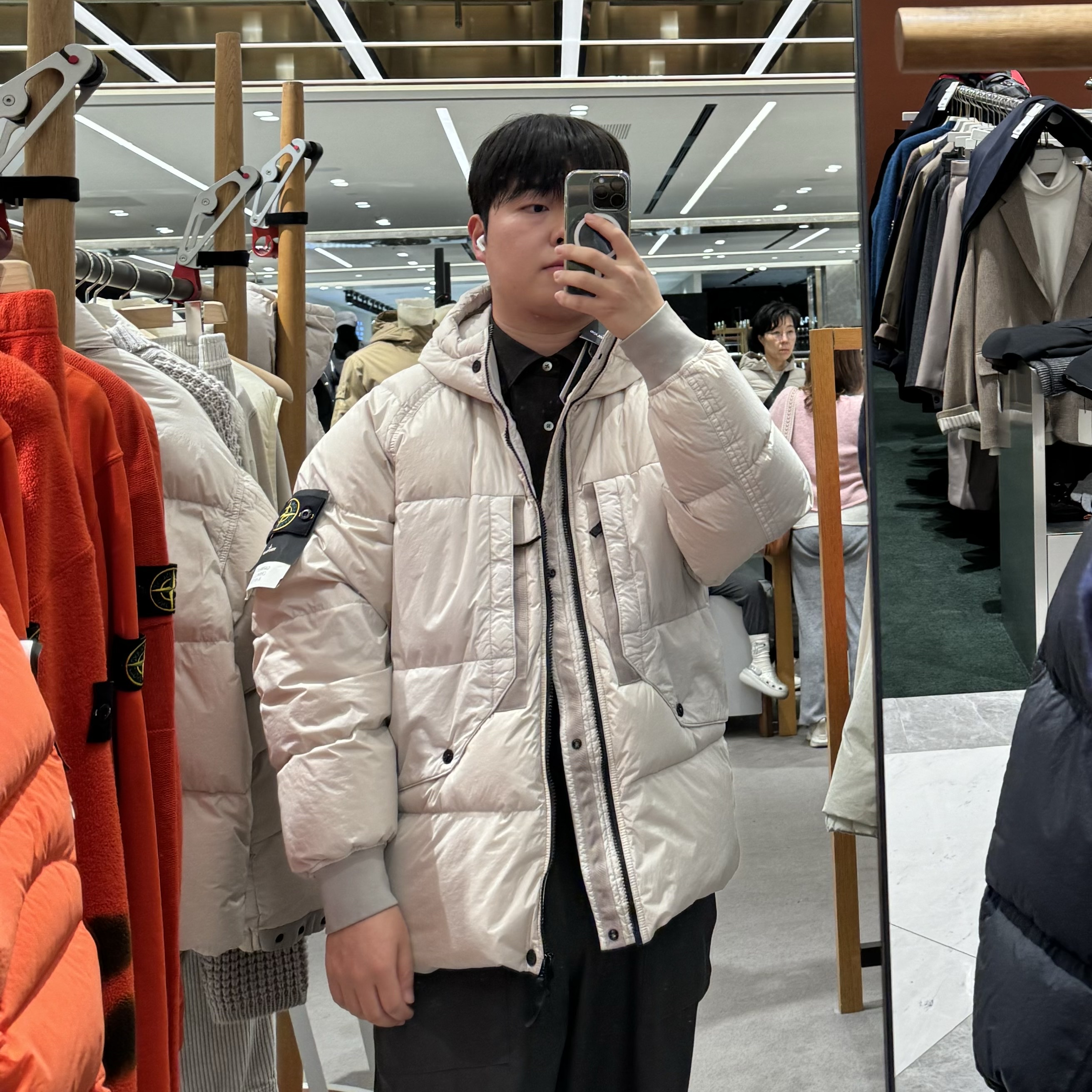 Stone Island 40723 Garment Dyed Crinkle Reps Recycled Nylon Hooded Down Jacket Stucco - 23FW 착용 스타일