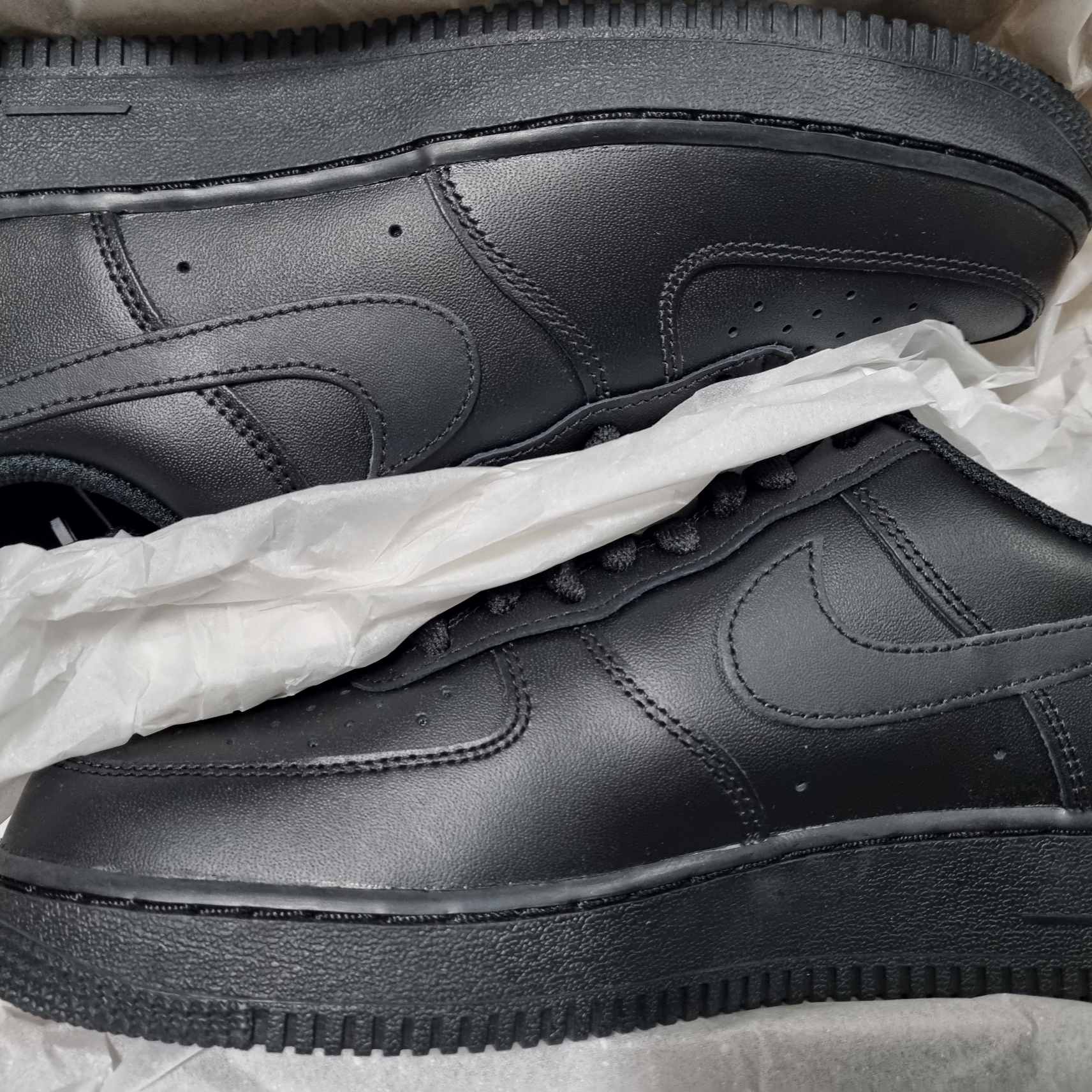 Nike Air Force 1 '07 Low Triple Black 착용 스타일 - 1