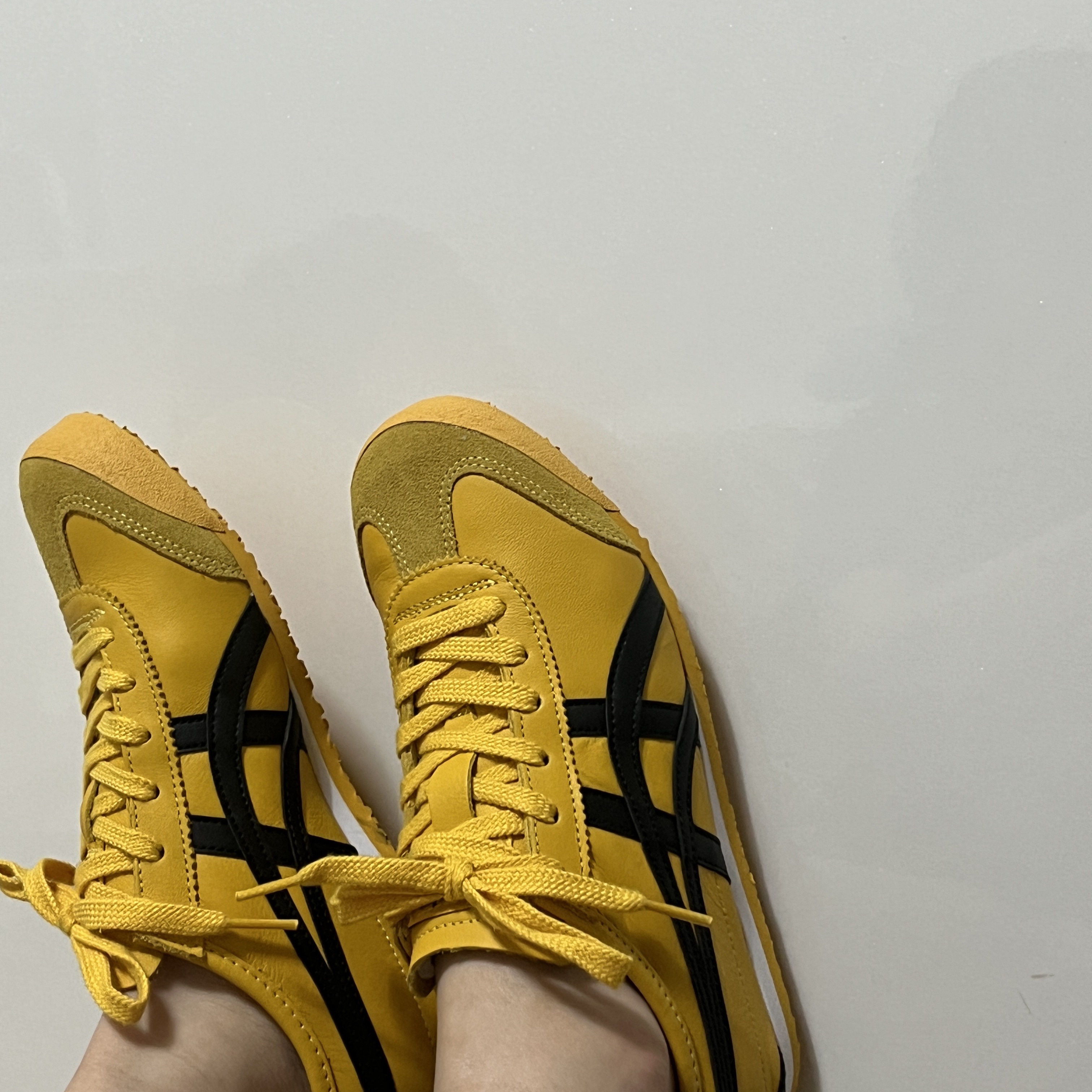 Onitsuka Tiger Mexico 66 Yellow Black 착용 스타일 - 1