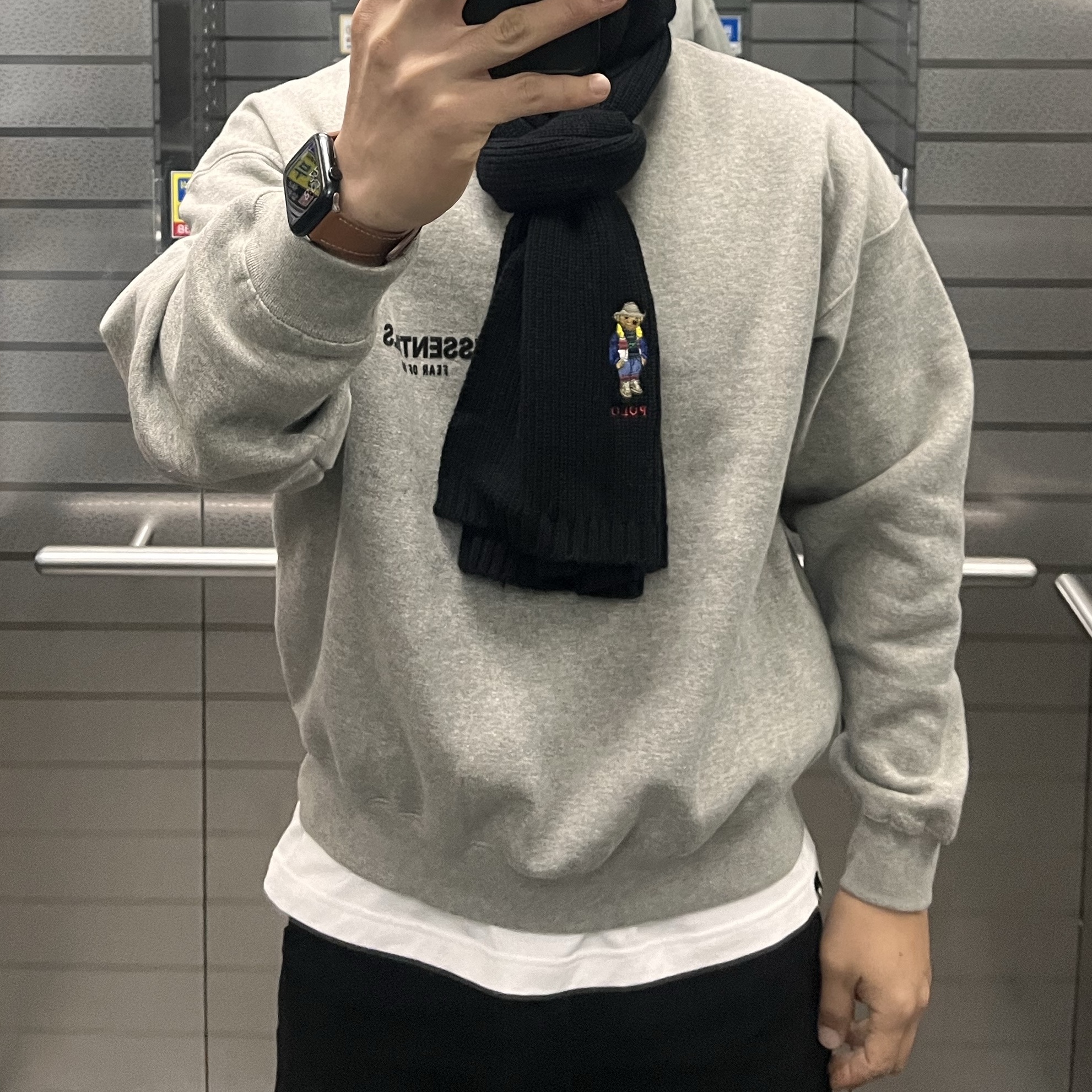 Essentials The Core Collection Crewneck Sweatshirt Dark Oatmeal 착용 스타일