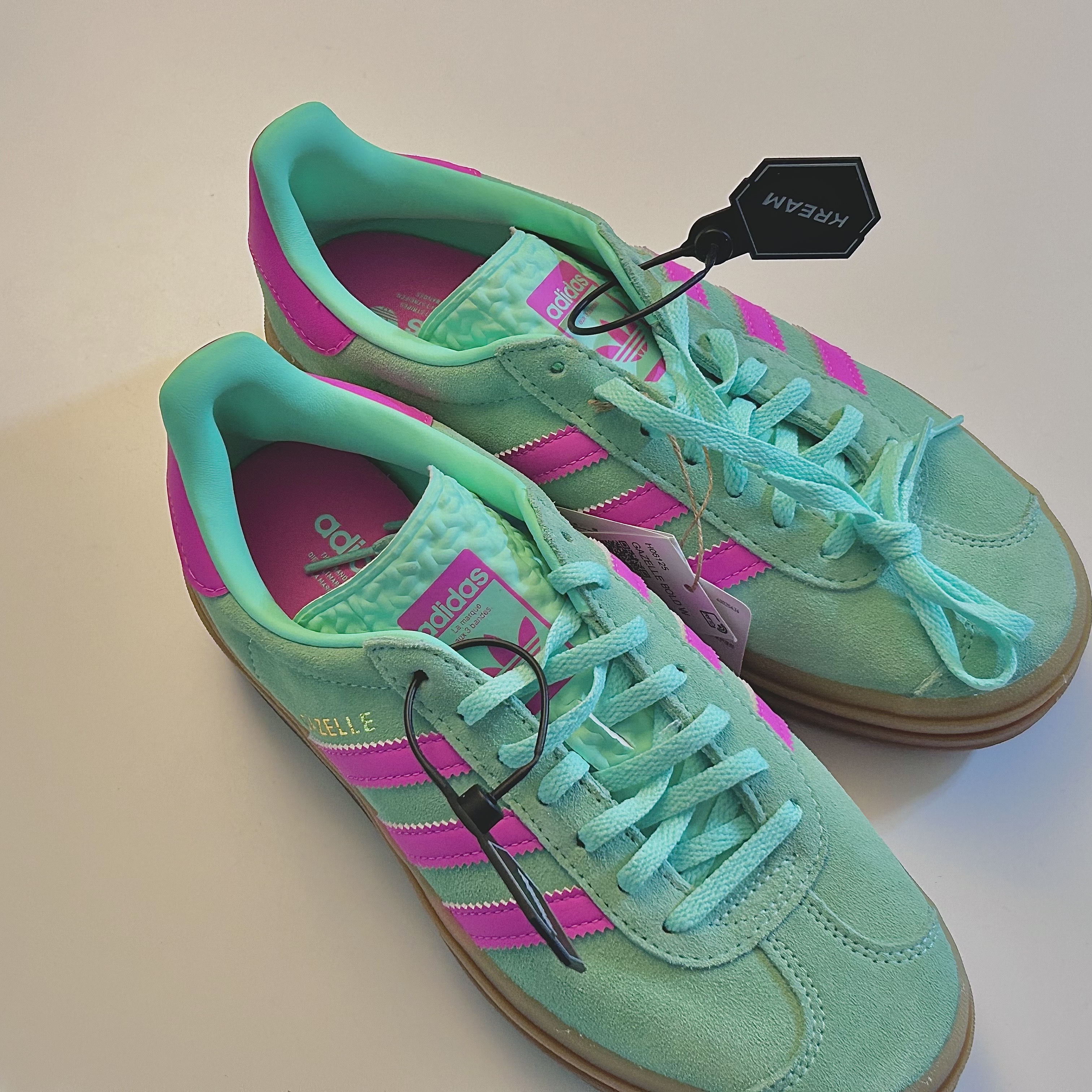 (W) Adidas Gazelle Bold Pulse Mint Pink 착용 스타일 - 3