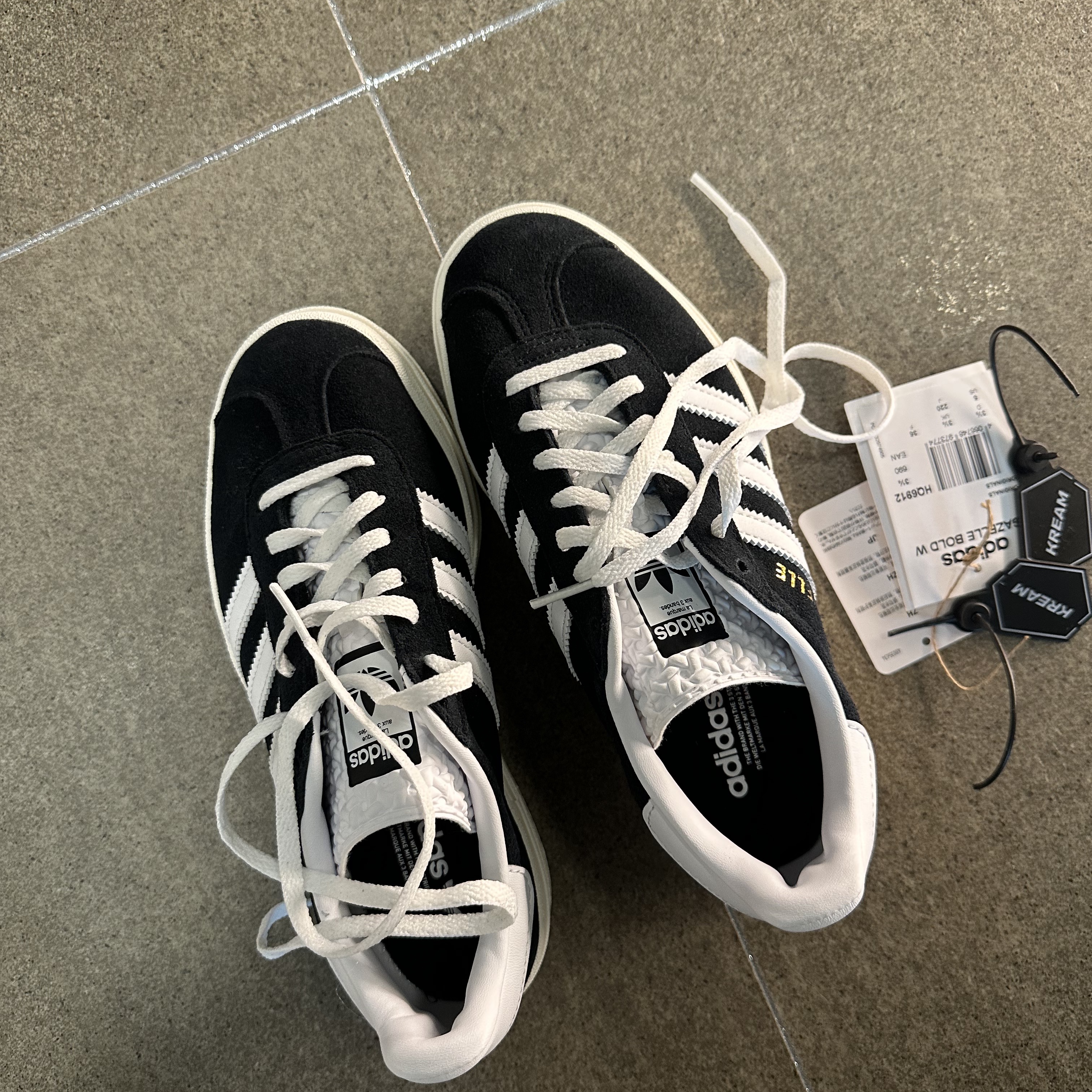 (W) Adidas Gazelle Bold Core Black Cloud White 착용 스타일