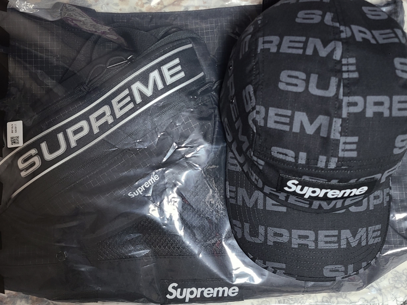 Supreme Reactive Print Camp Cap Black - 20FW, Supreme Tote Bag Black - 23FW 착용 스타일 - 1