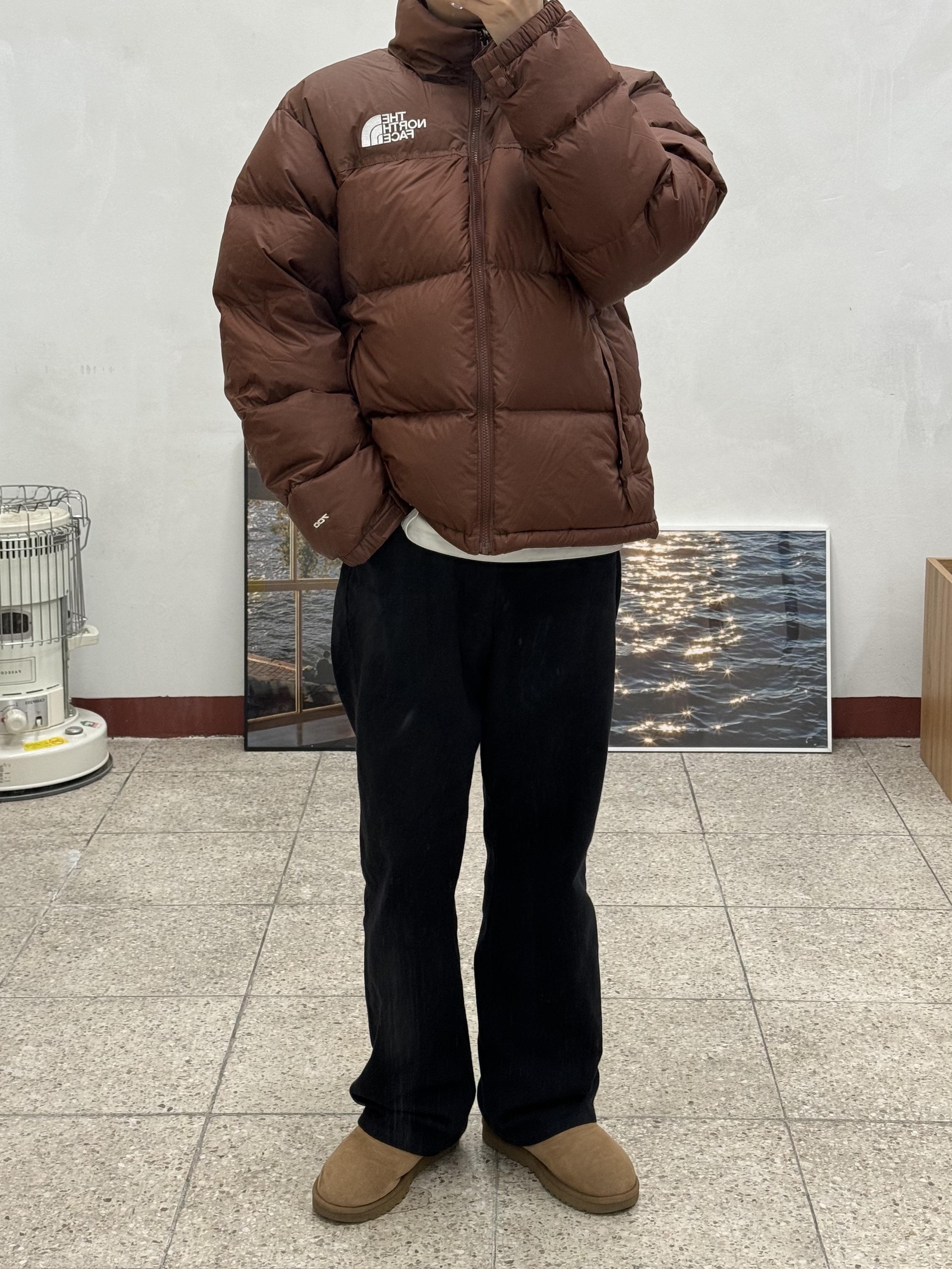 The North Face 1996 Retro Nuptse Jacket Dark Oak, UGG Classic Mini Boots Chestnut 착용 스타일 - 1