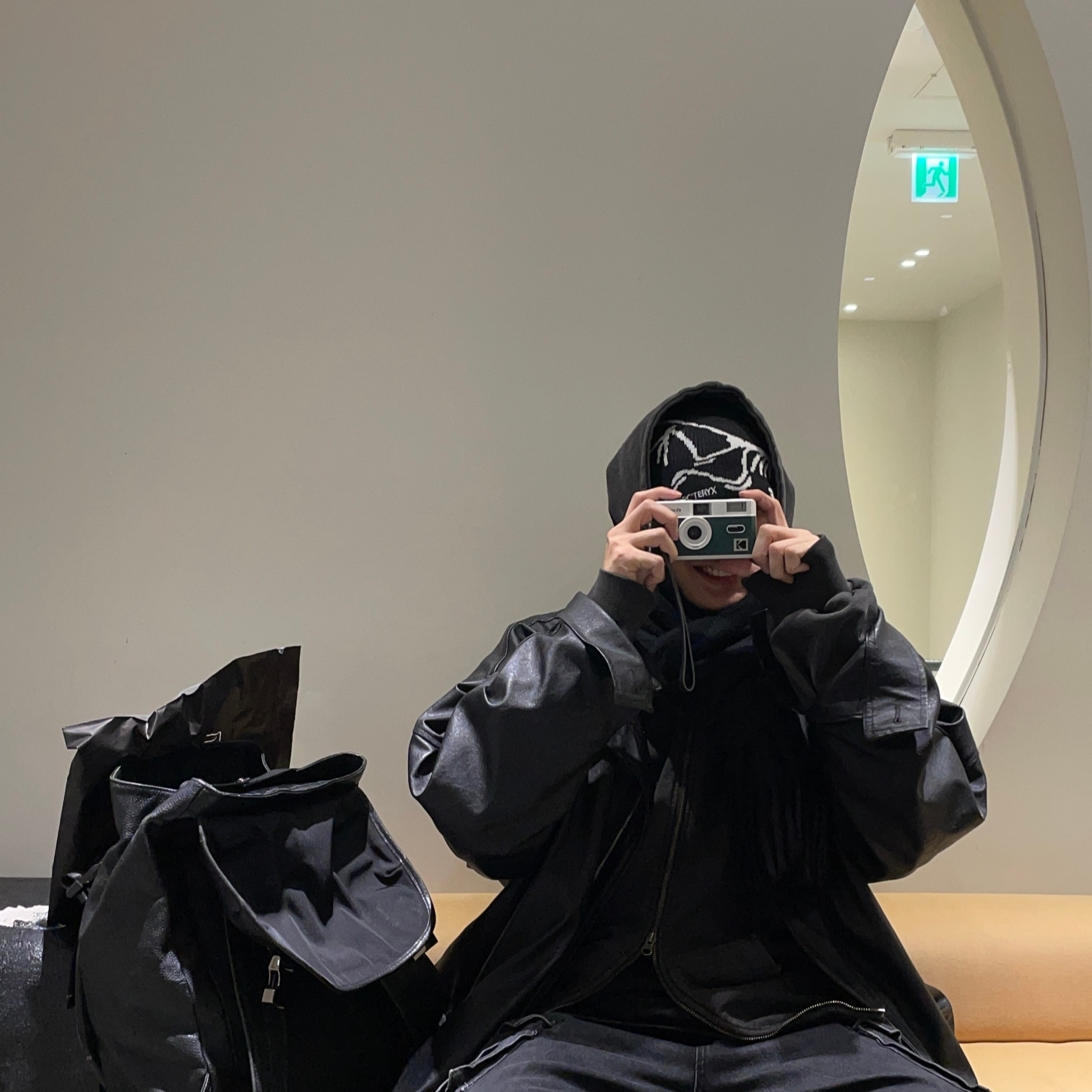 Arc'teryx Bird Head Toque Orca, Undermycar Mu.11 Anti Fxxking Logo Play Oversized Pigment Hood Zip-up Gray 착용 스타일