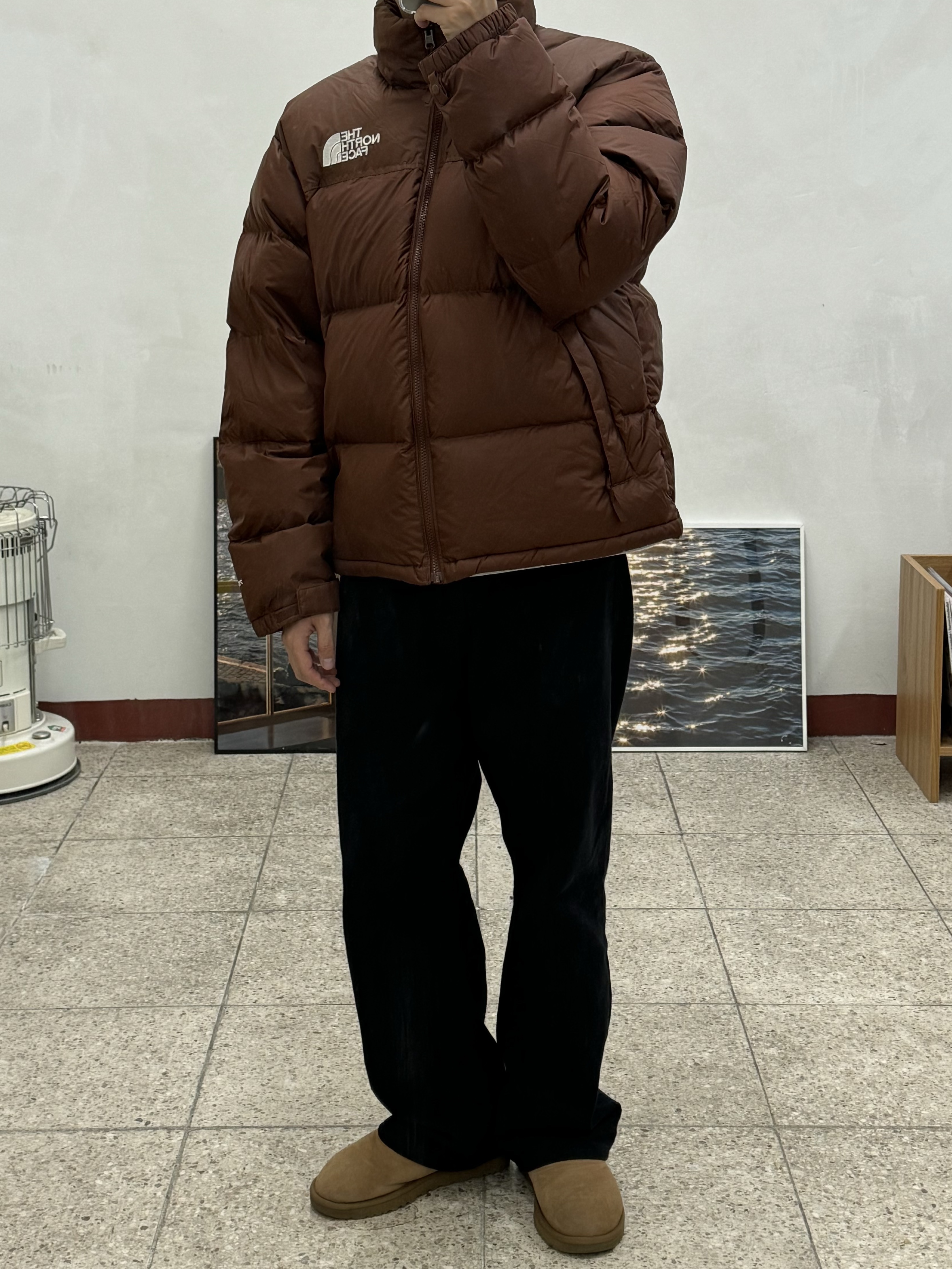 The North Face 1996 Retro Nuptse Jacket Dark Oak, UGG Classic Mini Boots Chestnut 착용 스타일 - 2