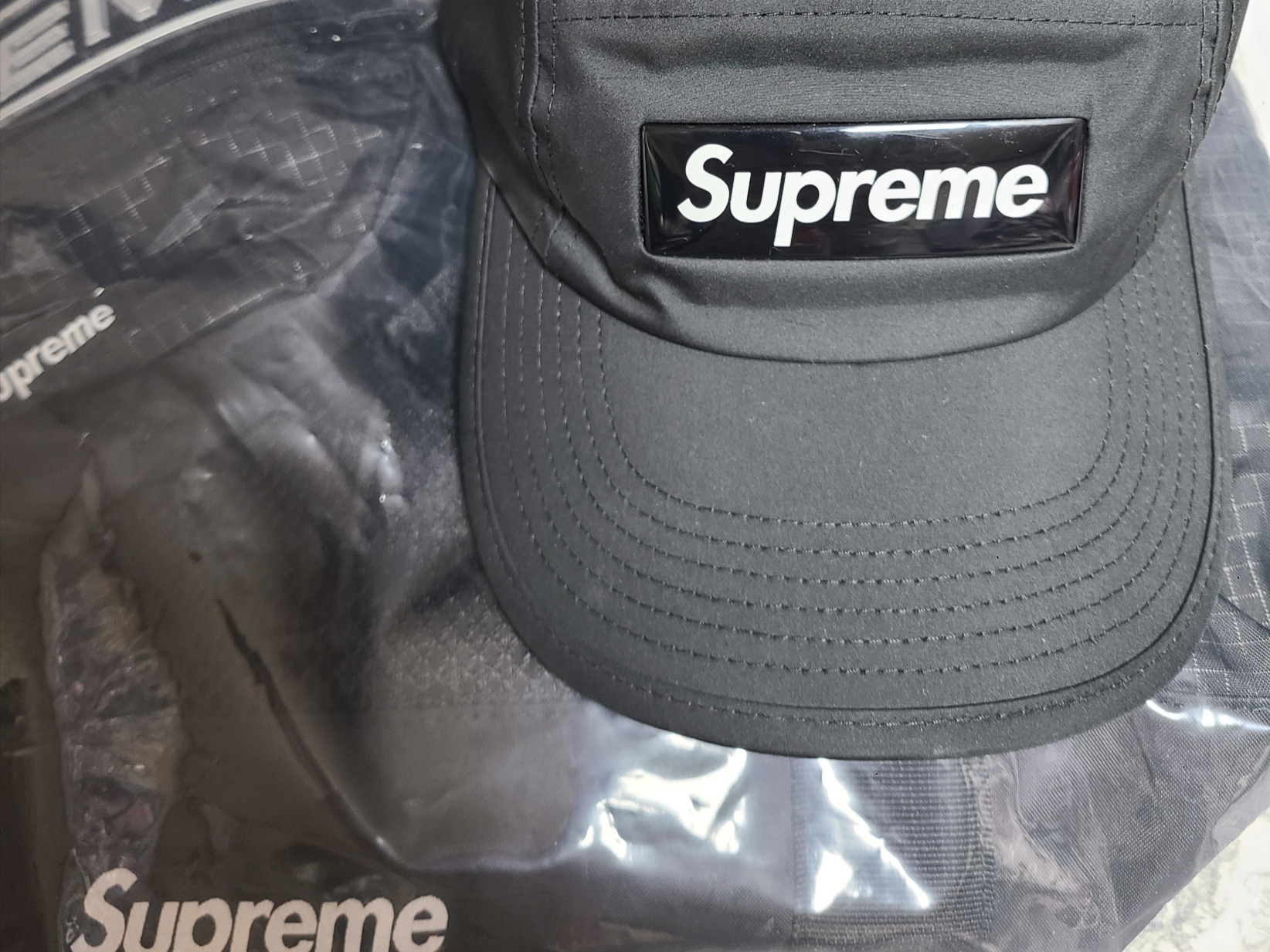 Supreme Tote Bag Black - 23FW, Supreme Waist Bag Black - 23FW 착용 스타일 - 2