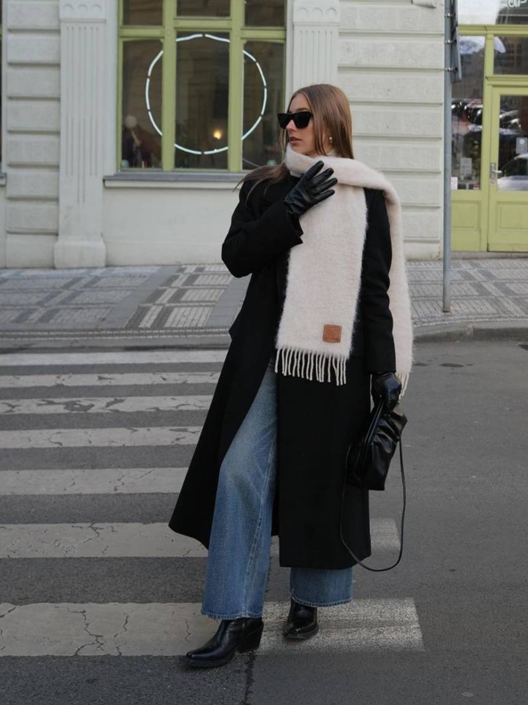 Loewe Wool and Mohair Muffler White, (W) UGG Embroidered Logo Earmuff Chestnut 착용 스타일 - 5