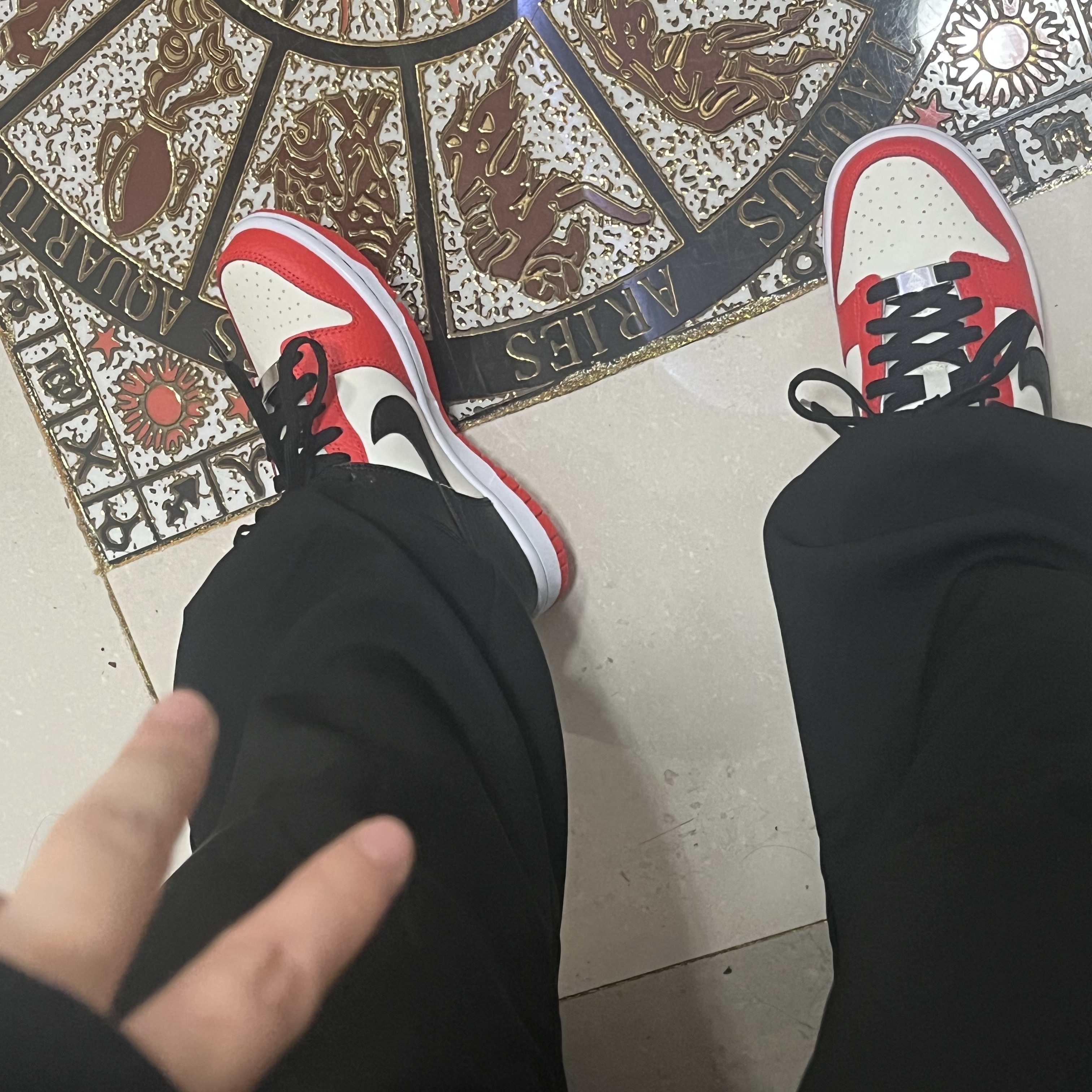 (GS) Nike x NBA Dunk Low Black and Chile Red, Adidas Adilette 22 Carbon Aluminium 착용 스타일 - 2